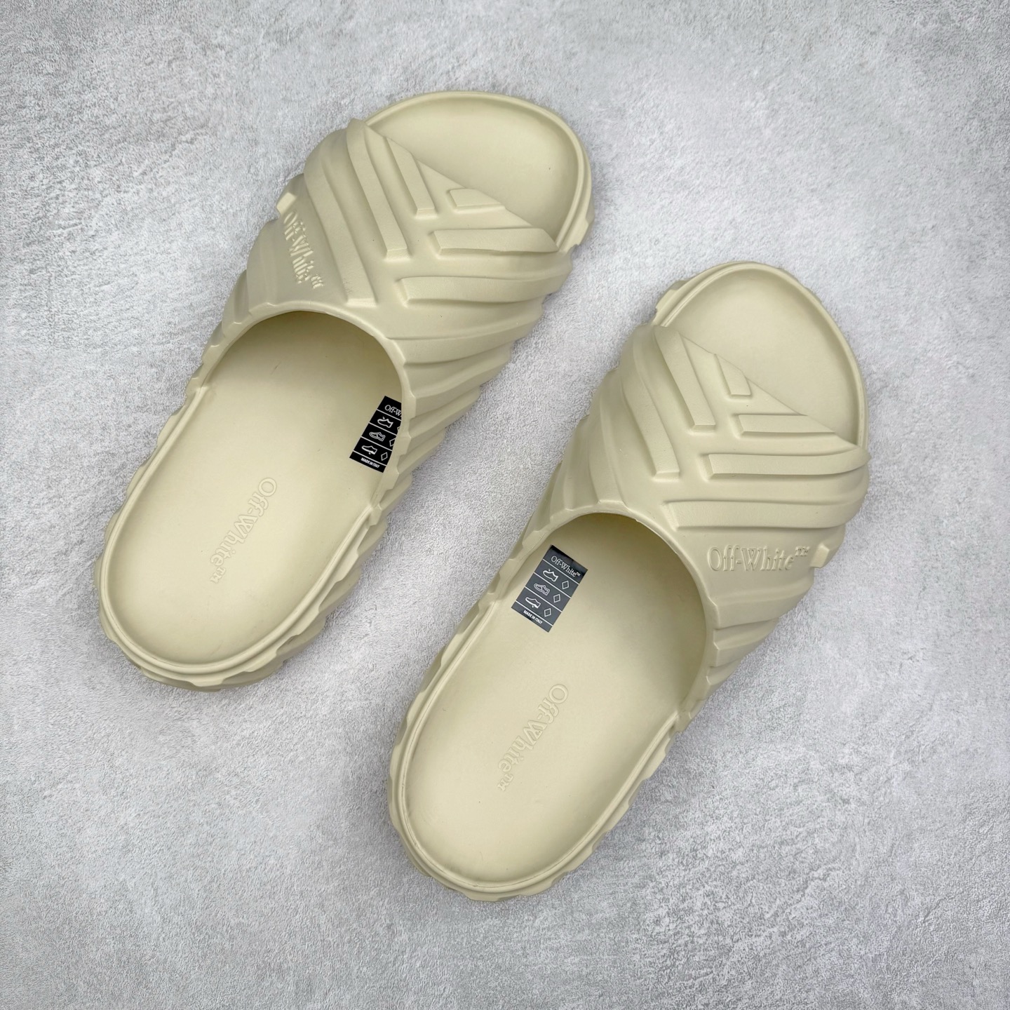 图片[3]-OFF-WHITE OW露趾套脚 EVA一字拖鞋 Off-White由才华横溢的Virgil Abloh于2013年创立。这位美国设计师既是建筑系硕士生 也是一名DJ，更是著名的Kanye West的创意总监。他以都市奢华风格惊艳了众人，并且“以典雅方法演绎当代风尚”，设计出一件又一件备受追捧的作品。Off-White别具特色的卫衣、腰带、夹克、T恤等单品俨然已成为了时尚的代名词。前卫潮流的设计、充满趣味的细节以及别出心裁的剪裁使Off-White传达出浓厚的时尚气质，是打造摩登造型不容忽视的品牌。尺码：40 41 42 43 44 45-选品中心