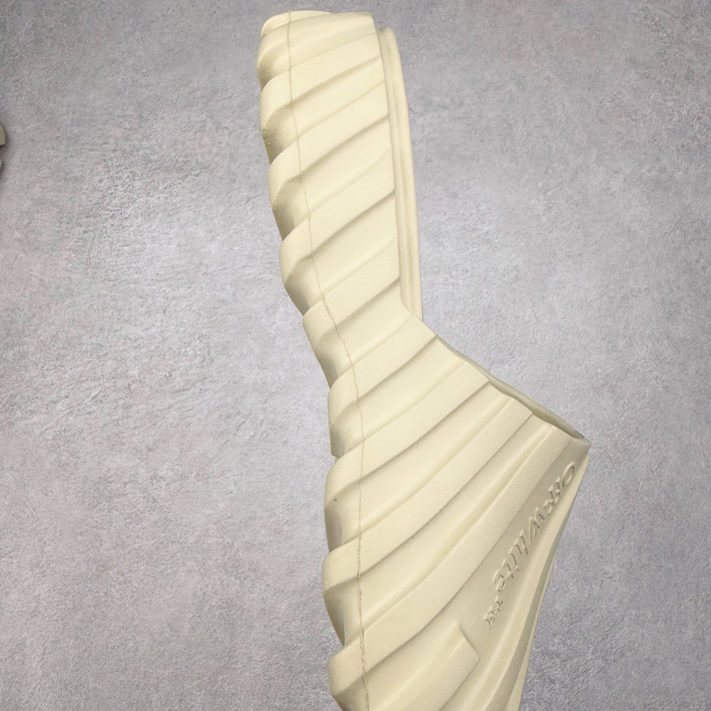 图片[6]-OFF-WHITE OW露趾套脚 EVA一字拖鞋 Off-White由才华横溢的Virgil Abloh于2013年创立。这位美国设计师既是建筑系硕士生 也是一名DJ，更是著名的Kanye West的创意总监。他以都市奢华风格惊艳了众人，并且“以典雅方法演绎当代风尚”，设计出一件又一件备受追捧的作品。Off-White别具特色的卫衣、腰带、夹克、T恤等单品俨然已成为了时尚的代名词。前卫潮流的设计、充满趣味的细节以及别出心裁的剪裁使Off-White传达出浓厚的时尚气质，是打造摩登造型不容忽视的品牌。尺码：40 41 42 43 44 45-选品中心