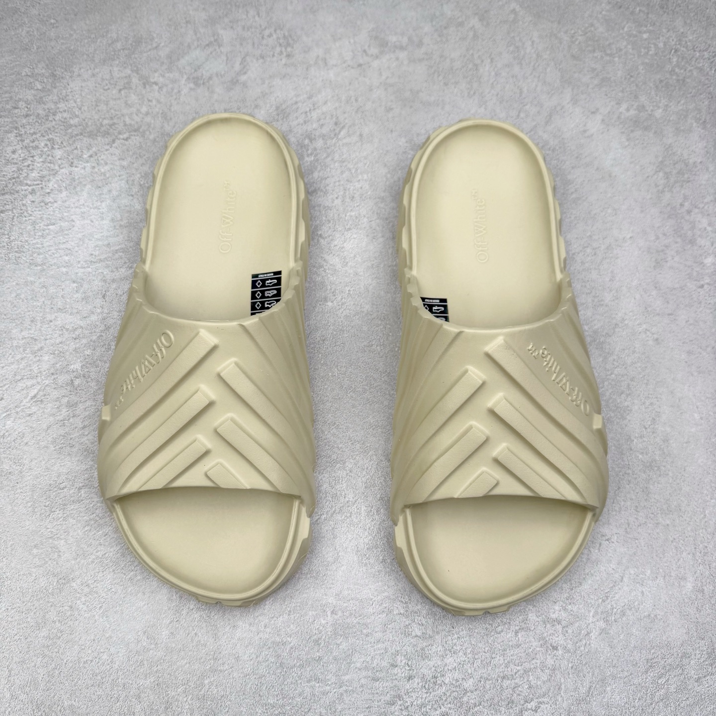 图片[2]-OFF-WHITE OW露趾套脚 EVA一字拖鞋 Off-White由才华横溢的Virgil Abloh于2013年创立。这位美国设计师既是建筑系硕士生 也是一名DJ，更是著名的Kanye West的创意总监。他以都市奢华风格惊艳了众人，并且“以典雅方法演绎当代风尚”，设计出一件又一件备受追捧的作品。Off-White别具特色的卫衣、腰带、夹克、T恤等单品俨然已成为了时尚的代名词。前卫潮流的设计、充满趣味的细节以及别出心裁的剪裁使Off-White传达出浓厚的时尚气质，是打造摩登造型不容忽视的品牌。尺码：40 41 42 43 44 45-选品中心