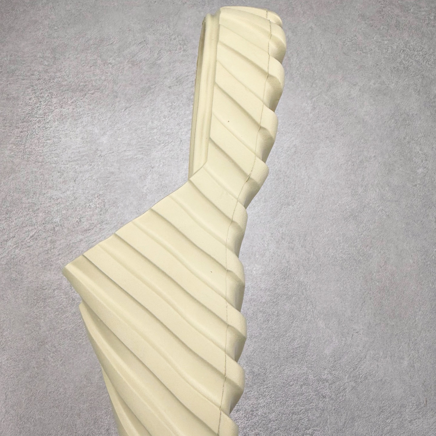 图片[7]-OFF-WHITE OW露趾套脚 EVA一字拖鞋 Off-White由才华横溢的Virgil Abloh于2013年创立。这位美国设计师既是建筑系硕士生 也是一名DJ，更是著名的Kanye West的创意总监。他以都市奢华风格惊艳了众人，并且“以典雅方法演绎当代风尚”，设计出一件又一件备受追捧的作品。Off-White别具特色的卫衣、腰带、夹克、T恤等单品俨然已成为了时尚的代名词。前卫潮流的设计、充满趣味的细节以及别出心裁的剪裁使Off-White传达出浓厚的时尚气质，是打造摩登造型不容忽视的品牌。尺码：40 41 42 43 44 45-选品中心