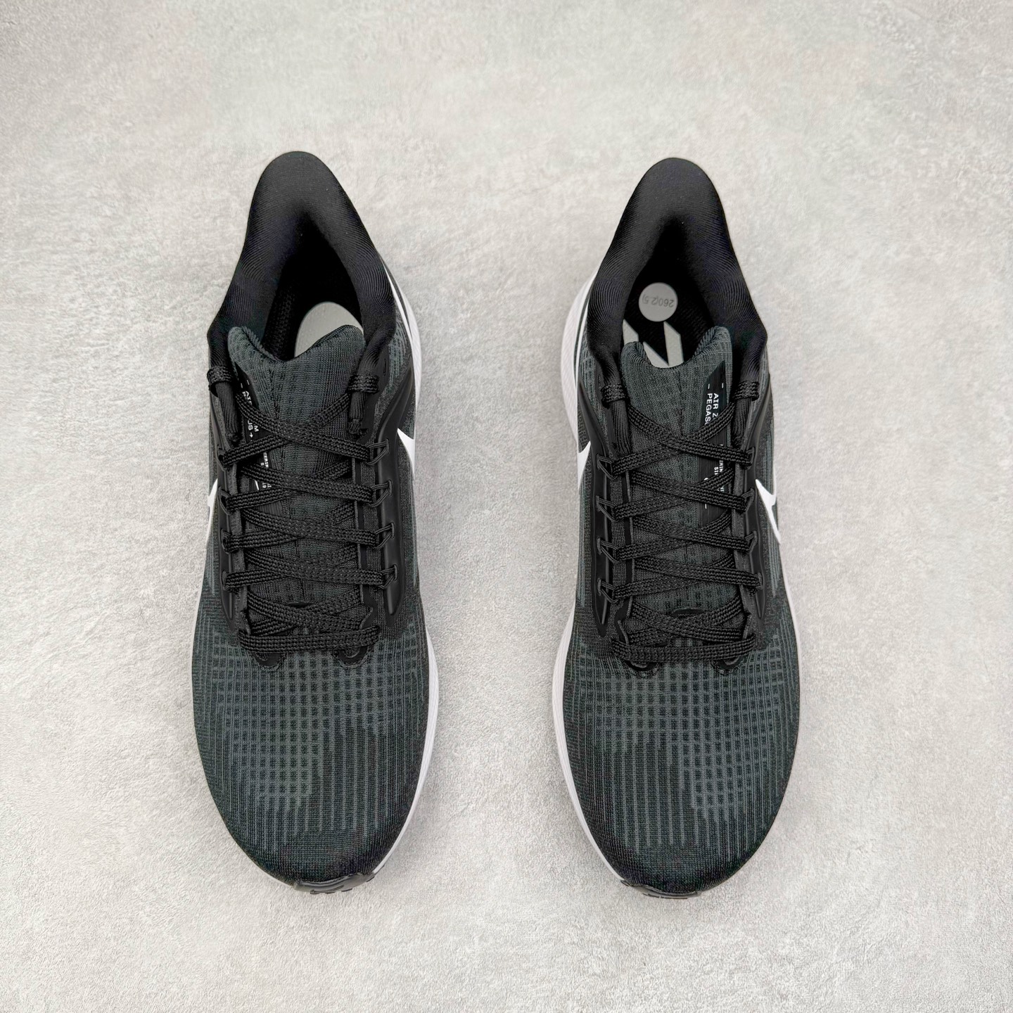 图片[2]-＃TG纯原 NK Pegasus 39 飞马39舒适低帮马拉松跑步鞋 黑白 DH4071-001 泰光Zp特供批次 市面唯一支持实战的跑鞋 原档案数据原厂网纱 正确高频花纹 前后掌内置Zoom Air气垫 原装MD大底 脚感完美还原 原盒原配 QC检验、钢印 俱全 原底科技 同步原版 脚感堪比Boost 实拍调校N版已经零色差零失真 百分百还原实物色彩所见即所得 不存在货不对板色差等低级问题 选购参考实物拍摄 不混卖不参货 只用心做好货严格选品 承诺混一赔十 尺码：36 36.5 37.5 38 38.5 39 40 40.5 41 42 42.5 43 44 44.5 45-选品中心