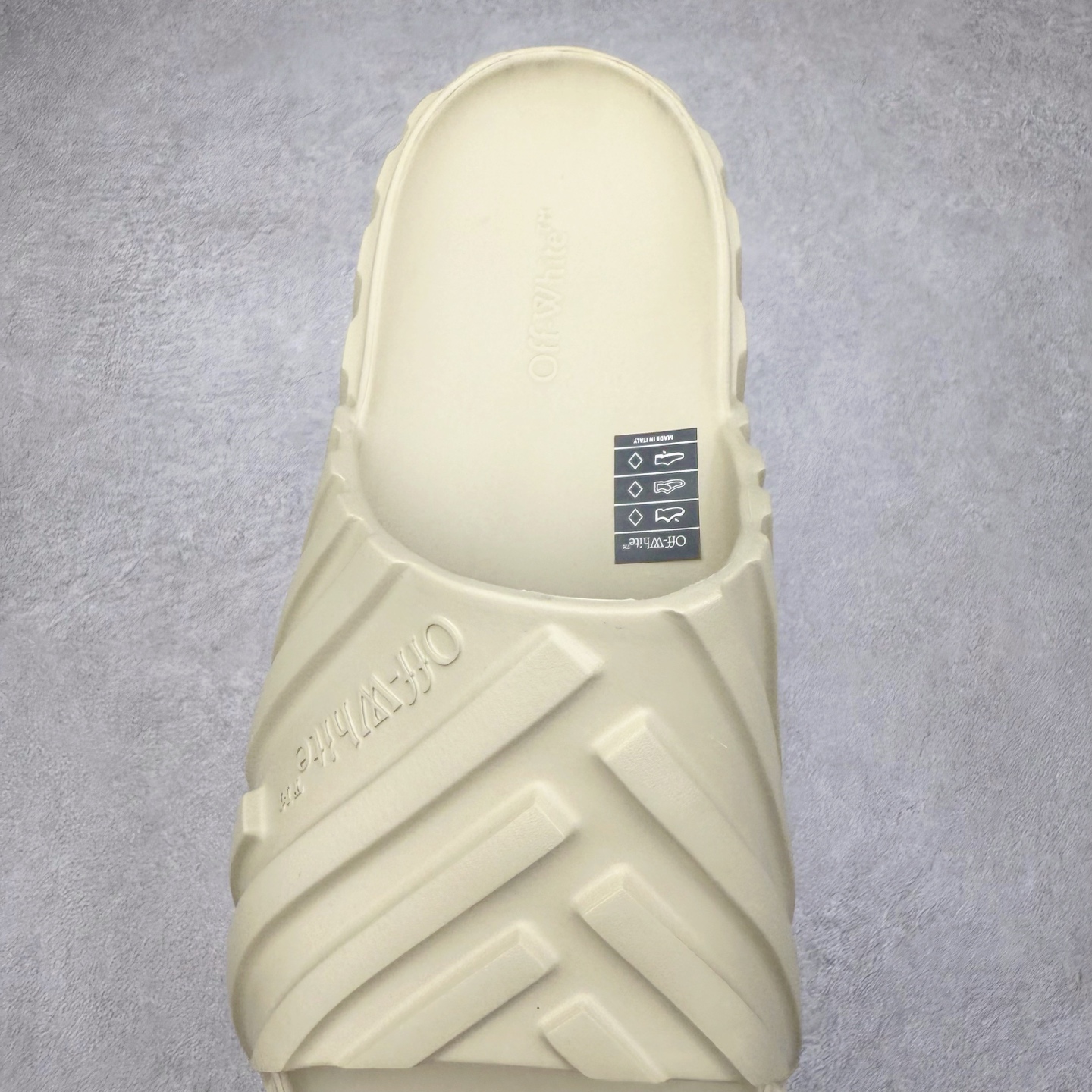 图片[5]-OFF-WHITE OW露趾套脚 EVA一字拖鞋 Off-White由才华横溢的Virgil Abloh于2013年创立。这位美国设计师既是建筑系硕士生 也是一名DJ，更是著名的Kanye West的创意总监。他以都市奢华风格惊艳了众人，并且“以典雅方法演绎当代风尚”，设计出一件又一件备受追捧的作品。Off-White别具特色的卫衣、腰带、夹克、T恤等单品俨然已成为了时尚的代名词。前卫潮流的设计、充满趣味的细节以及别出心裁的剪裁使Off-White传达出浓厚的时尚气质，是打造摩登造型不容忽视的品牌。尺码：40 41 42 43 44 45-选品中心