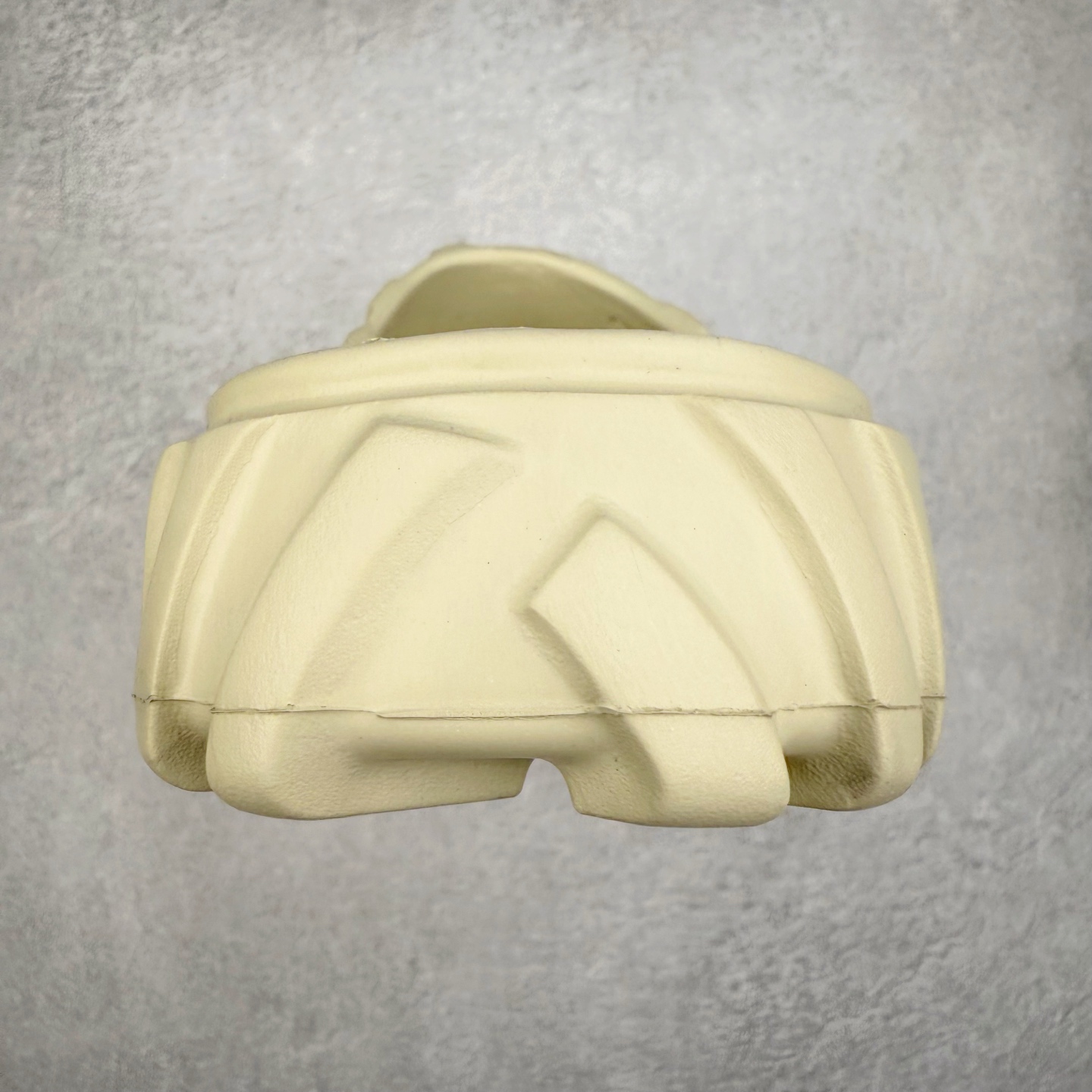 图片[8]-OFF-WHITE OW露趾套脚 EVA一字拖鞋 Off-White由才华横溢的Virgil Abloh于2013年创立。这位美国设计师既是建筑系硕士生 也是一名DJ，更是著名的Kanye West的创意总监。他以都市奢华风格惊艳了众人，并且“以典雅方法演绎当代风尚”，设计出一件又一件备受追捧的作品。Off-White别具特色的卫衣、腰带、夹克、T恤等单品俨然已成为了时尚的代名词。前卫潮流的设计、充满趣味的细节以及别出心裁的剪裁使Off-White传达出浓厚的时尚气质，是打造摩登造型不容忽视的品牌。尺码：40 41 42 43 44 45-选品中心