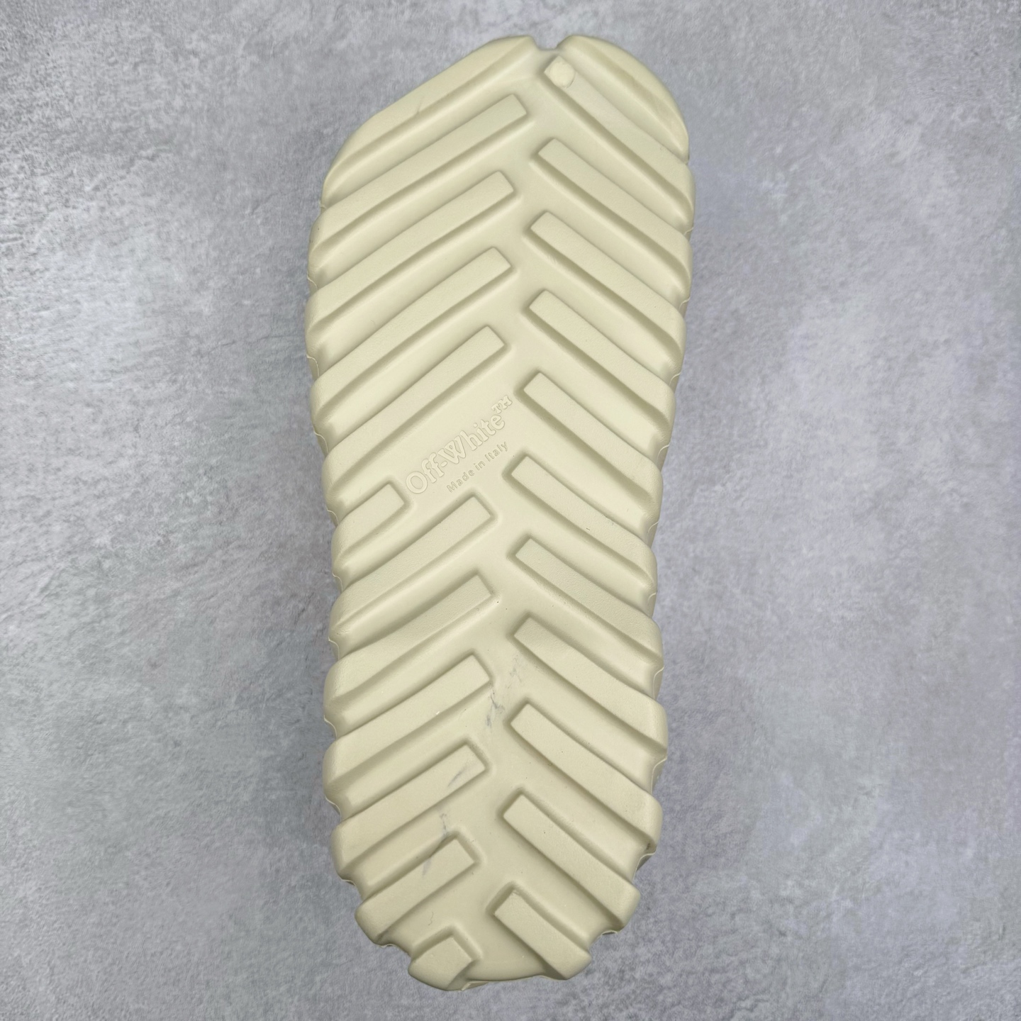 图片[9]-OFF-WHITE OW露趾套脚 EVA一字拖鞋 Off-White由才华横溢的Virgil Abloh于2013年创立。这位美国设计师既是建筑系硕士生 也是一名DJ，更是著名的Kanye West的创意总监。他以都市奢华风格惊艳了众人，并且“以典雅方法演绎当代风尚”，设计出一件又一件备受追捧的作品。Off-White别具特色的卫衣、腰带、夹克、T恤等单品俨然已成为了时尚的代名词。前卫潮流的设计、充满趣味的细节以及别出心裁的剪裁使Off-White传达出浓厚的时尚气质，是打造摩登造型不容忽视的品牌。尺码：40 41 42 43 44 45-选品中心