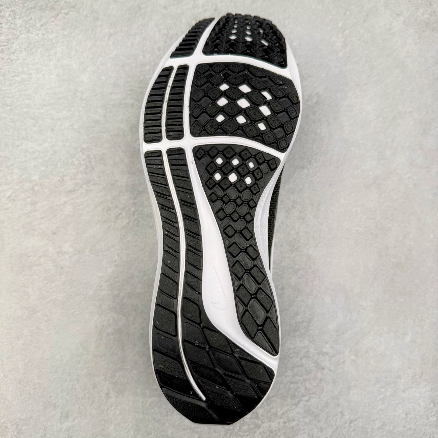 图片[9]-＃TG纯原 NK Pegasus 39 飞马39舒适低帮马拉松跑步鞋 黑白 DH4071-001 泰光Zp特供批次 市面唯一支持实战的跑鞋 原档案数据原厂网纱 正确高频花纹 前后掌内置Zoom Air气垫 原装MD大底 脚感完美还原 原盒原配 QC检验、钢印 俱全 原底科技 同步原版 脚感堪比Boost 实拍调校N版已经零色差零失真 百分百还原实物色彩所见即所得 不存在货不对板色差等低级问题 选购参考实物拍摄 不混卖不参货 只用心做好货严格选品 承诺混一赔十 尺码：36 36.5 37.5 38 38.5 39 40 40.5 41 42 42.5 43 44 44.5 45-选品中心