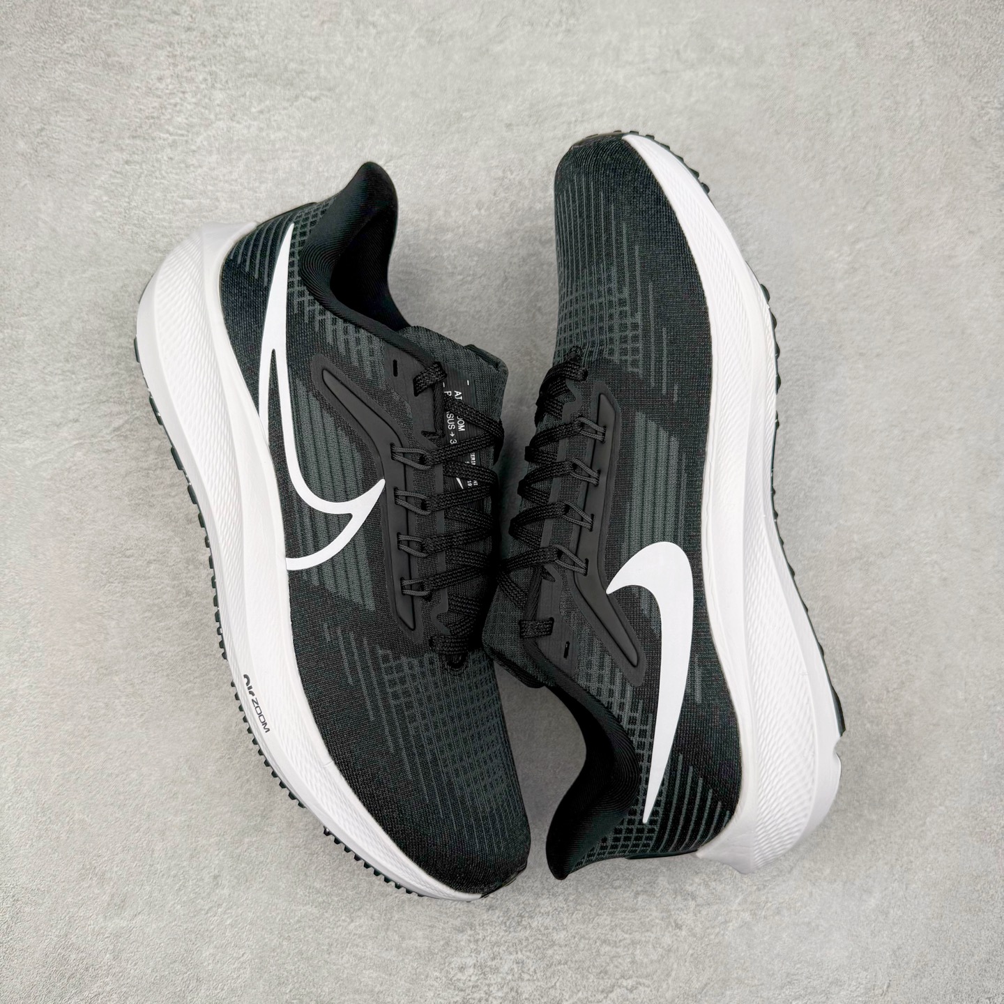 图片[3]-＃TG纯原 NK Pegasus 39 飞马39舒适低帮马拉松跑步鞋 黑白 DH4071-001 泰光Zp特供批次 市面唯一支持实战的跑鞋 原档案数据原厂网纱 正确高频花纹 前后掌内置Zoom Air气垫 原装MD大底 脚感完美还原 原盒原配 QC检验、钢印 俱全 原底科技 同步原版 脚感堪比Boost 实拍调校N版已经零色差零失真 百分百还原实物色彩所见即所得 不存在货不对板色差等低级问题 选购参考实物拍摄 不混卖不参货 只用心做好货严格选品 承诺混一赔十 尺码：36 36.5 37.5 38 38.5 39 40 40.5 41 42 42.5 43 44 44.5 45-选品中心