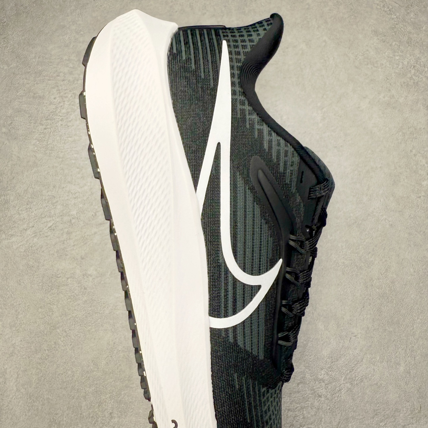 图片[6]-＃TG纯原 NK Pegasus 39 飞马39舒适低帮马拉松跑步鞋 黑白 DH4071-001 泰光Zp特供批次 市面唯一支持实战的跑鞋 原档案数据原厂网纱 正确高频花纹 前后掌内置Zoom Air气垫 原装MD大底 脚感完美还原 原盒原配 QC检验、钢印 俱全 原底科技 同步原版 脚感堪比Boost 实拍调校N版已经零色差零失真 百分百还原实物色彩所见即所得 不存在货不对板色差等低级问题 选购参考实物拍摄 不混卖不参货 只用心做好货严格选品 承诺混一赔十 尺码：36 36.5 37.5 38 38.5 39 40 40.5 41 42 42.5 43 44 44.5 45-选品中心