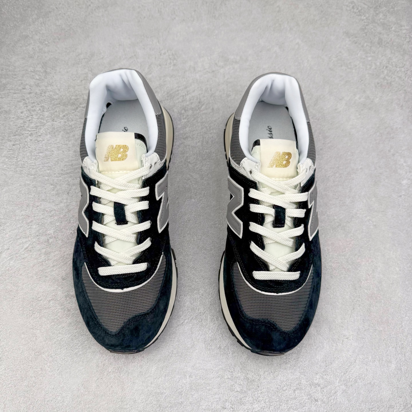 图片[2]-NB新百伦New Balance U574升级版系列低帮复古休闲运动慢跑鞋 新版NB574，妥妥美产既视感有木有。相较传统574，新版鞋跟及鞋面设计自带9系美产既视感！鞋面、内衬质感以及穿着体验更加！鞋型更流畅和饱满,鞋底增添了风格的多样化!底部升级橡胶颗粒大底,更防滑耐磨,上脚后感觉柔软且舒适。尺码：36 36.5 37.5 38 38.5 39.5 40 40.5 41.5 42 42.5 43 44 45-选品中心