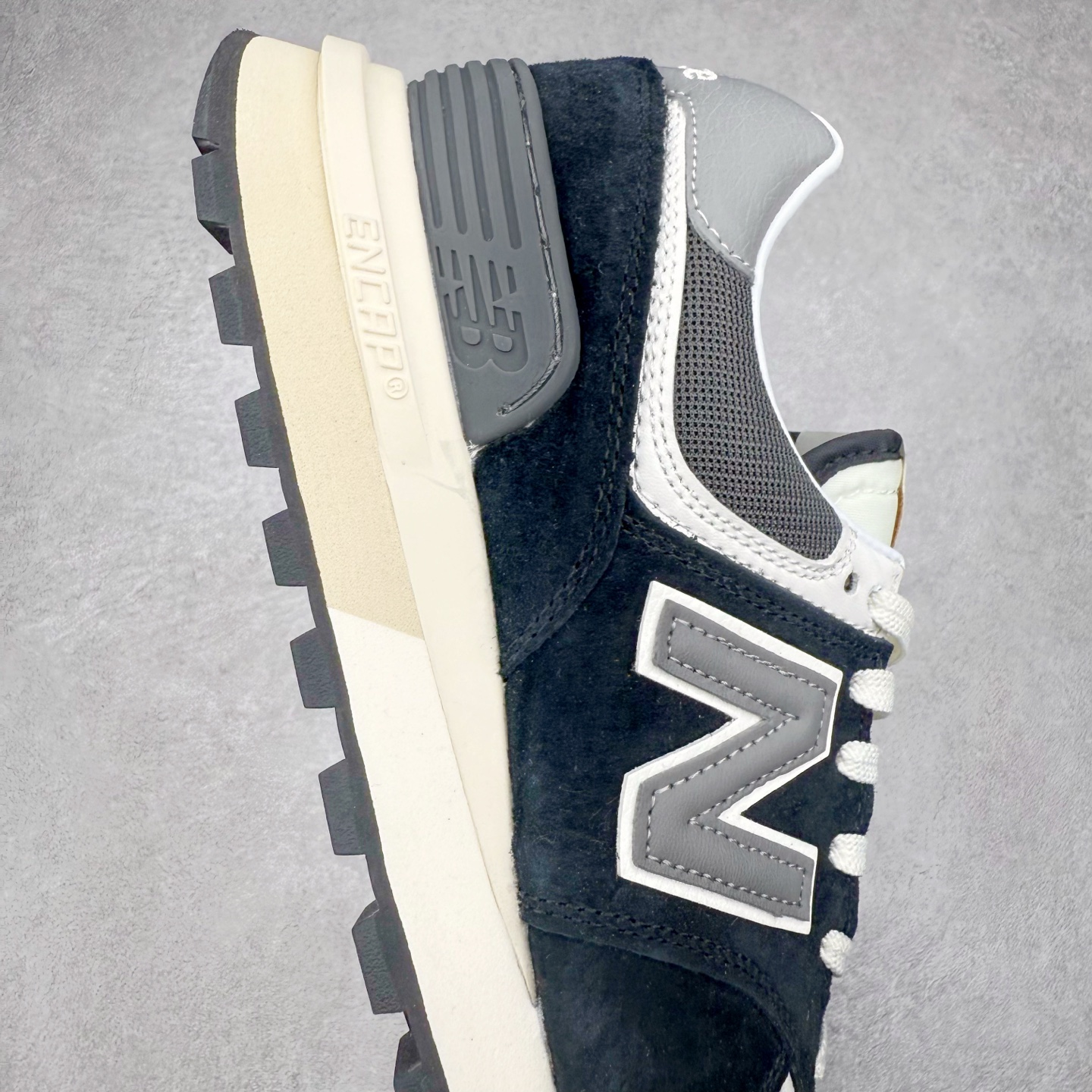 图片[6]-NB新百伦New Balance U574升级版系列低帮复古休闲运动慢跑鞋 新版NB574，妥妥美产既视感有木有。相较传统574，新版鞋跟及鞋面设计自带9系美产既视感！鞋面、内衬质感以及穿着体验更加！鞋型更流畅和饱满,鞋底增添了风格的多样化!底部升级橡胶颗粒大底,更防滑耐磨,上脚后感觉柔软且舒适。尺码：36 36.5 37.5 38 38.5 39.5 40 40.5 41.5 42 42.5 43 44 45-选品中心