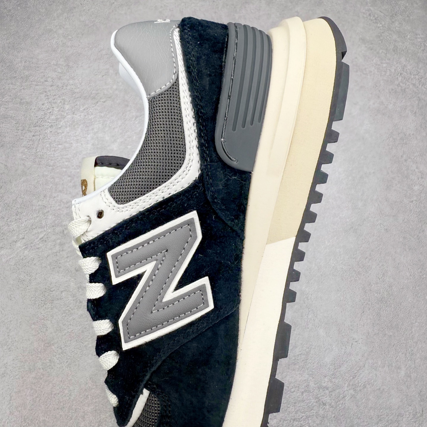 图片[7]-NB新百伦New Balance U574升级版系列低帮复古休闲运动慢跑鞋 新版NB574，妥妥美产既视感有木有。相较传统574，新版鞋跟及鞋面设计自带9系美产既视感！鞋面、内衬质感以及穿着体验更加！鞋型更流畅和饱满,鞋底增添了风格的多样化!底部升级橡胶颗粒大底,更防滑耐磨,上脚后感觉柔软且舒适。尺码：36 36.5 37.5 38 38.5 39.5 40 40.5 41.5 42 42.5 43 44 45-选品中心