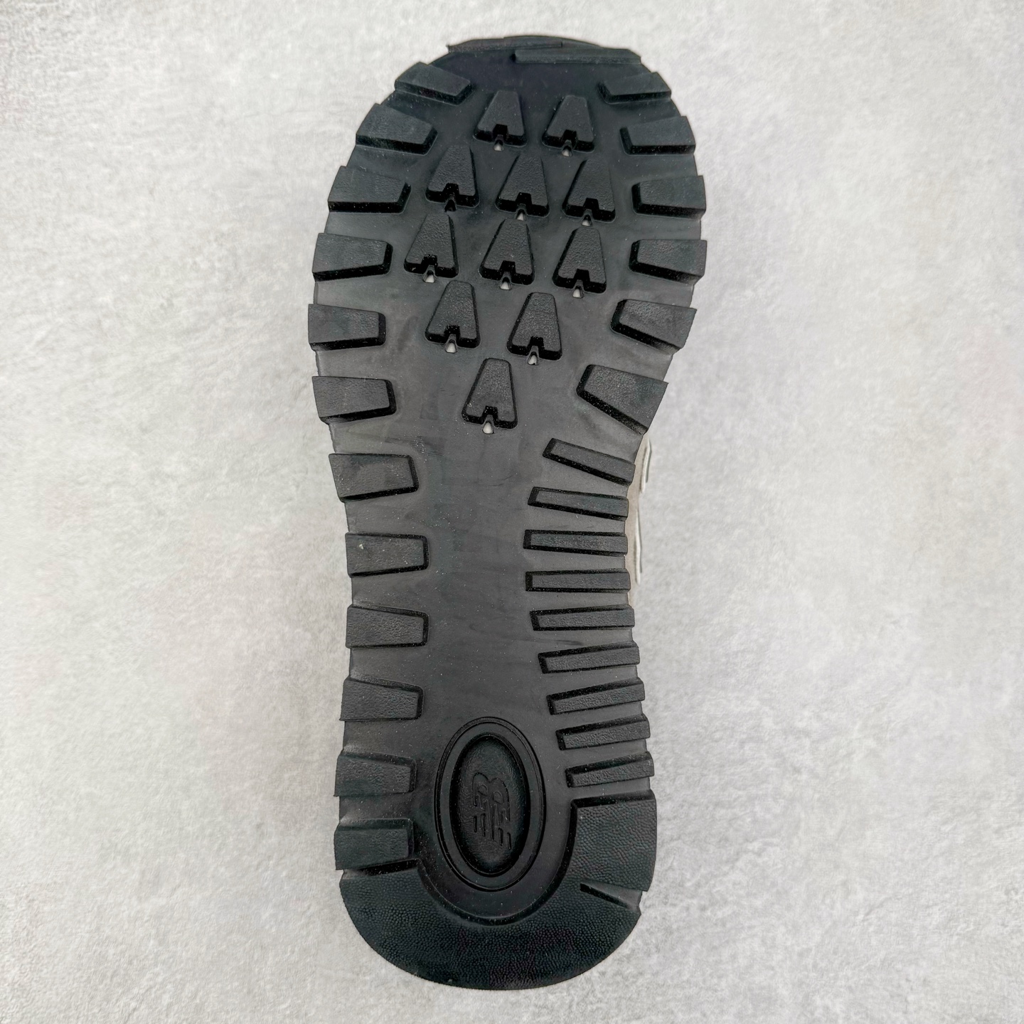 图片[9]-NB新百伦New Balance U574升级版系列低帮复古休闲运动慢跑鞋 新版NB574，妥妥美产既视感有木有。相较传统574，新版鞋跟及鞋面设计自带9系美产既视感！鞋面、内衬质感以及穿着体验更加！鞋型更流畅和饱满,鞋底增添了风格的多样化!底部升级橡胶颗粒大底,更防滑耐磨,上脚后感觉柔软且舒适。尺码：36 36.5 37.5 38 38.5 39.5 40 40.5 41.5 42 42.5 43 44 45-选品中心