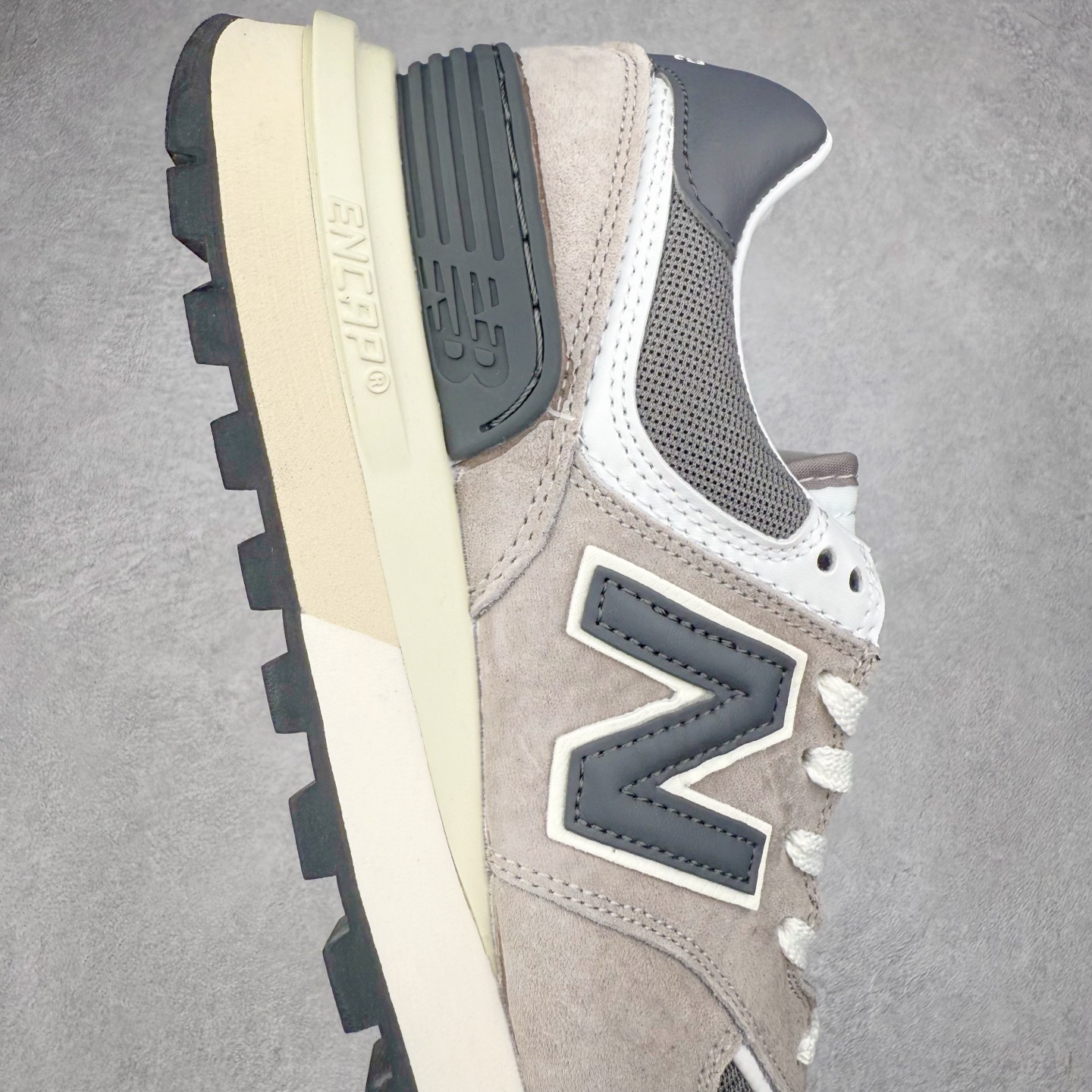 图片[6]-NB新百伦New Balance U574升级版系列低帮复古休闲运动慢跑鞋 新版NB574，妥妥美产既视感有木有。相较传统574，新版鞋跟及鞋面设计自带9系美产既视感！鞋面、内衬质感以及穿着体验更加！鞋型更流畅和饱满,鞋底增添了风格的多样化!底部升级橡胶颗粒大底,更防滑耐磨,上脚后感觉柔软且舒适。尺码：36 36.5 37.5 38 38.5 39.5 40 40.5 41.5 42 42.5 43 44 45-选品中心