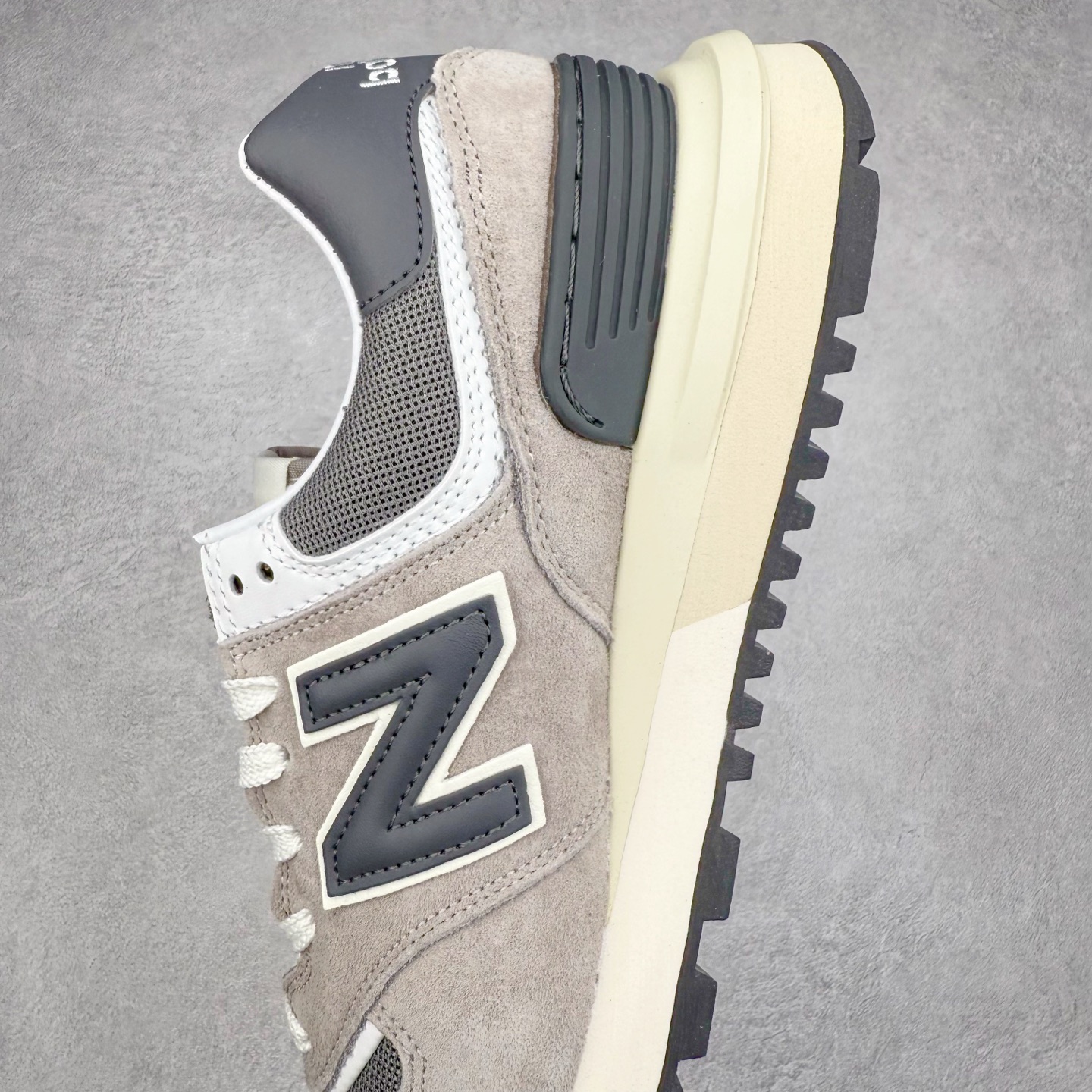 图片[7]-NB新百伦New Balance U574升级版系列低帮复古休闲运动慢跑鞋 新版NB574，妥妥美产既视感有木有。相较传统574，新版鞋跟及鞋面设计自带9系美产既视感！鞋面、内衬质感以及穿着体验更加！鞋型更流畅和饱满,鞋底增添了风格的多样化!底部升级橡胶颗粒大底,更防滑耐磨,上脚后感觉柔软且舒适。尺码：36 36.5 37.5 38 38.5 39.5 40 40.5 41.5 42 42.5 43 44 45-选品中心