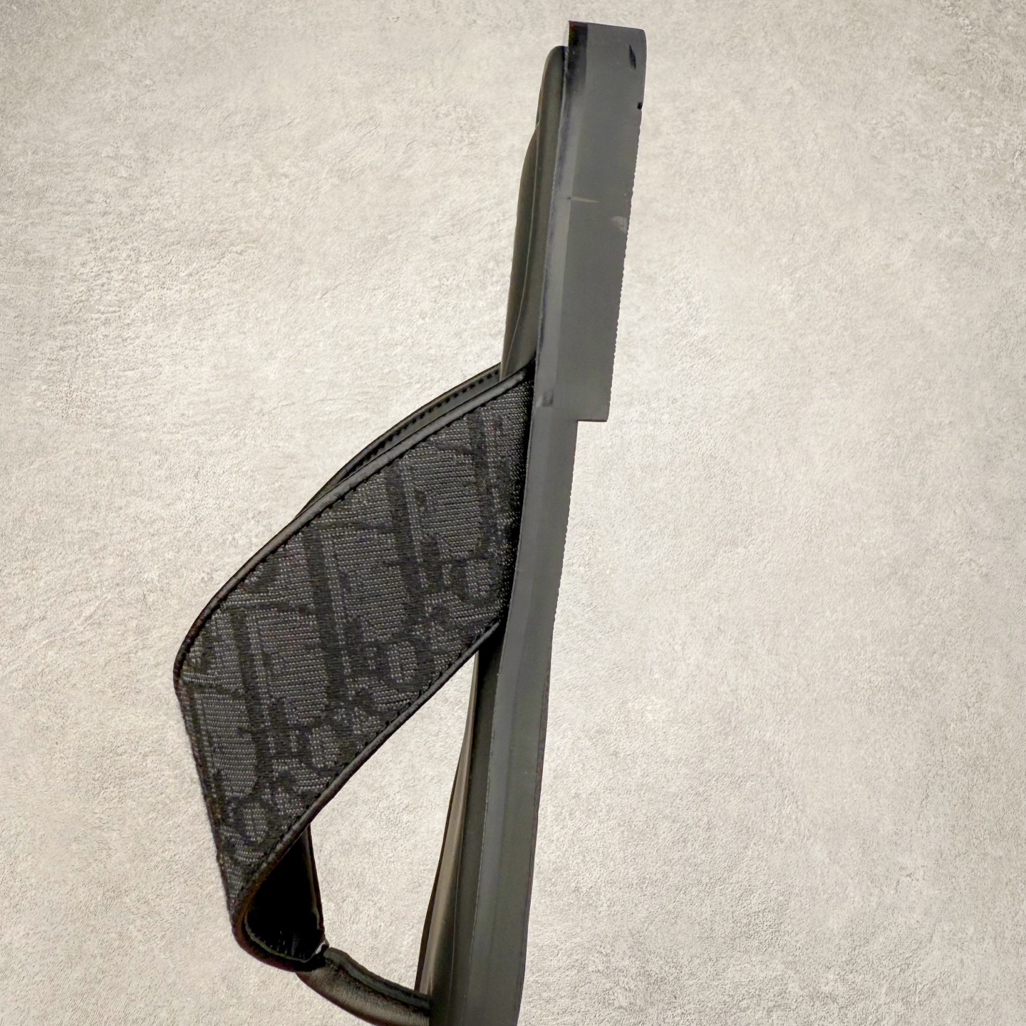 图片[7]-Dior Alias 迪奥小牛皮 圆头平底一字拖鞋 男款 米色拖鞋 原版购入开发 做货 这款 Dior Alias 凉鞋致敬运动风格经典标识，彰显 Dior 的高订精神。采用黑色橡胶精心制作，Oblique 印花鞋面，饰以同色调牛皮革细节提升格调。橡胶鞋底融入多种元素，饰以 Dior 标志更显精致，彰显未来主义风格。可与短裤或牛仔裤搭配穿着 尺码：39 40 41 42 43 44 45-选品中心