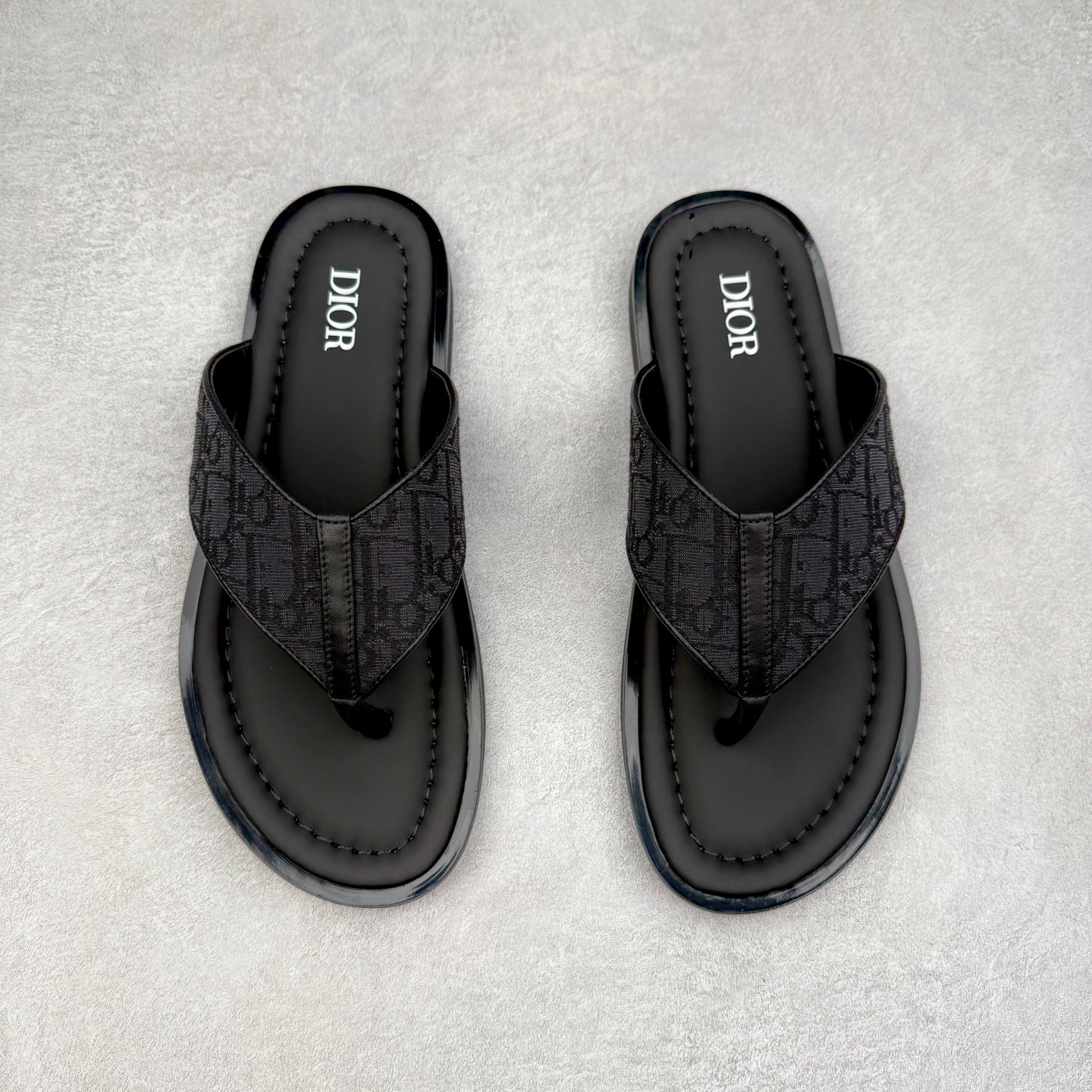 图片[2]-Dior Alias 迪奥小牛皮 圆头平底一字拖鞋 男款 米色拖鞋 原版购入开发 做货 这款 Dior Alias 凉鞋致敬运动风格经典标识，彰显 Dior 的高订精神。采用黑色橡胶精心制作，Oblique 印花鞋面，饰以同色调牛皮革细节提升格调。橡胶鞋底融入多种元素，饰以 Dior 标志更显精致，彰显未来主义风格。可与短裤或牛仔裤搭配穿着 尺码：39 40 41 42 43 44 45-选品中心