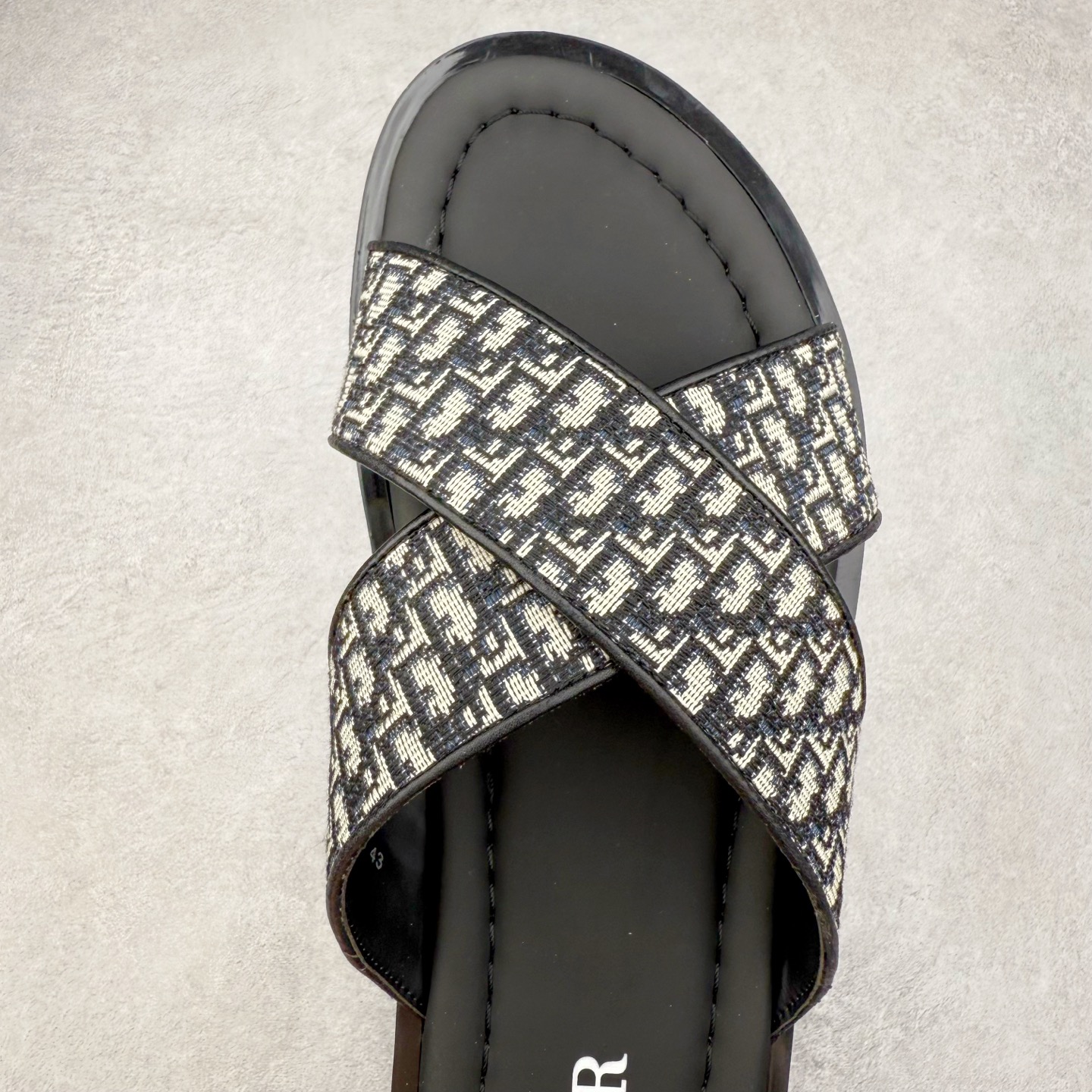 图片[4]-Dior Alias 迪奥小牛皮 圆头平底一字拖鞋 男款 米色拖鞋 原版购入开发 做货 这款 Dior Alias 凉鞋致敬运动风格经典标识，彰显 Dior 的高订精神。采用黑色橡胶精心制作，Oblique 印花鞋面，饰以同色调牛皮革细节提升格调。橡胶鞋底融入多种元素，饰以 Dior 标志更显精致，彰显未来主义风格。可与短裤或牛仔裤搭配穿着 尺码：39 40 41 42 43 44 45-选品中心