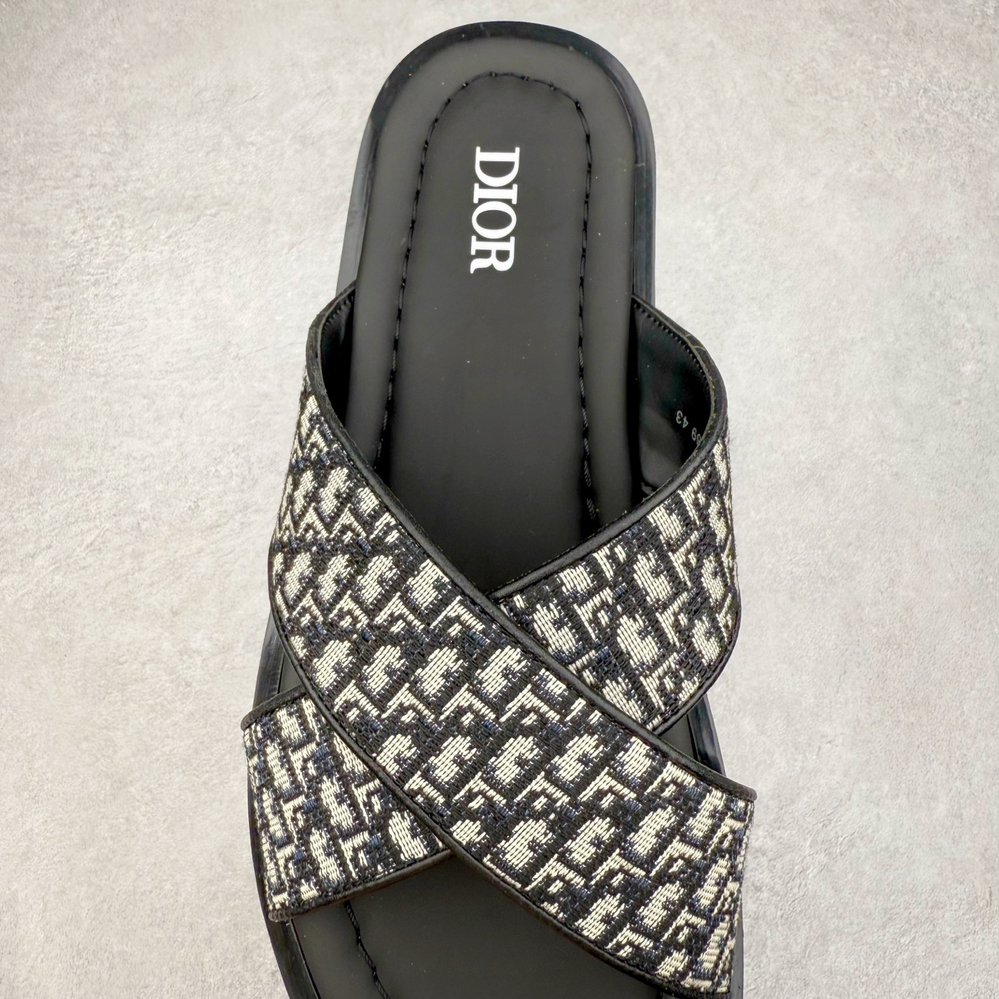 图片[5]-Dior Alias 迪奥小牛皮 圆头平底一字拖鞋 男款 米色拖鞋 原版购入开发 做货 这款 Dior Alias 凉鞋致敬运动风格经典标识，彰显 Dior 的高订精神。采用黑色橡胶精心制作，Oblique 印花鞋面，饰以同色调牛皮革细节提升格调。橡胶鞋底融入多种元素，饰以 Dior 标志更显精致，彰显未来主义风格。可与短裤或牛仔裤搭配穿着 尺码：39 40 41 42 43 44 45-选品中心