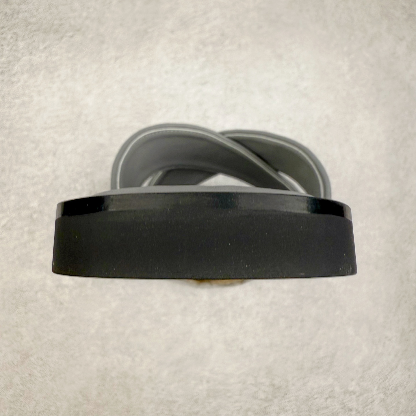 图片[8]-Dior Alias 迪奥小牛皮 圆头平底一字拖鞋 男款 米色拖鞋 原版购入开发 做货 这款 Dior Alias 凉鞋致敬运动风格经典标识，彰显 Dior 的高订精神。采用黑色橡胶精心制作，Oblique 印花鞋面，饰以同色调牛皮革细节提升格调。橡胶鞋底融入多种元素，饰以 Dior 标志更显精致，彰显未来主义风格。可与短裤或牛仔裤搭配穿着 尺码：39 40 41 42 43 44 45-选品中心