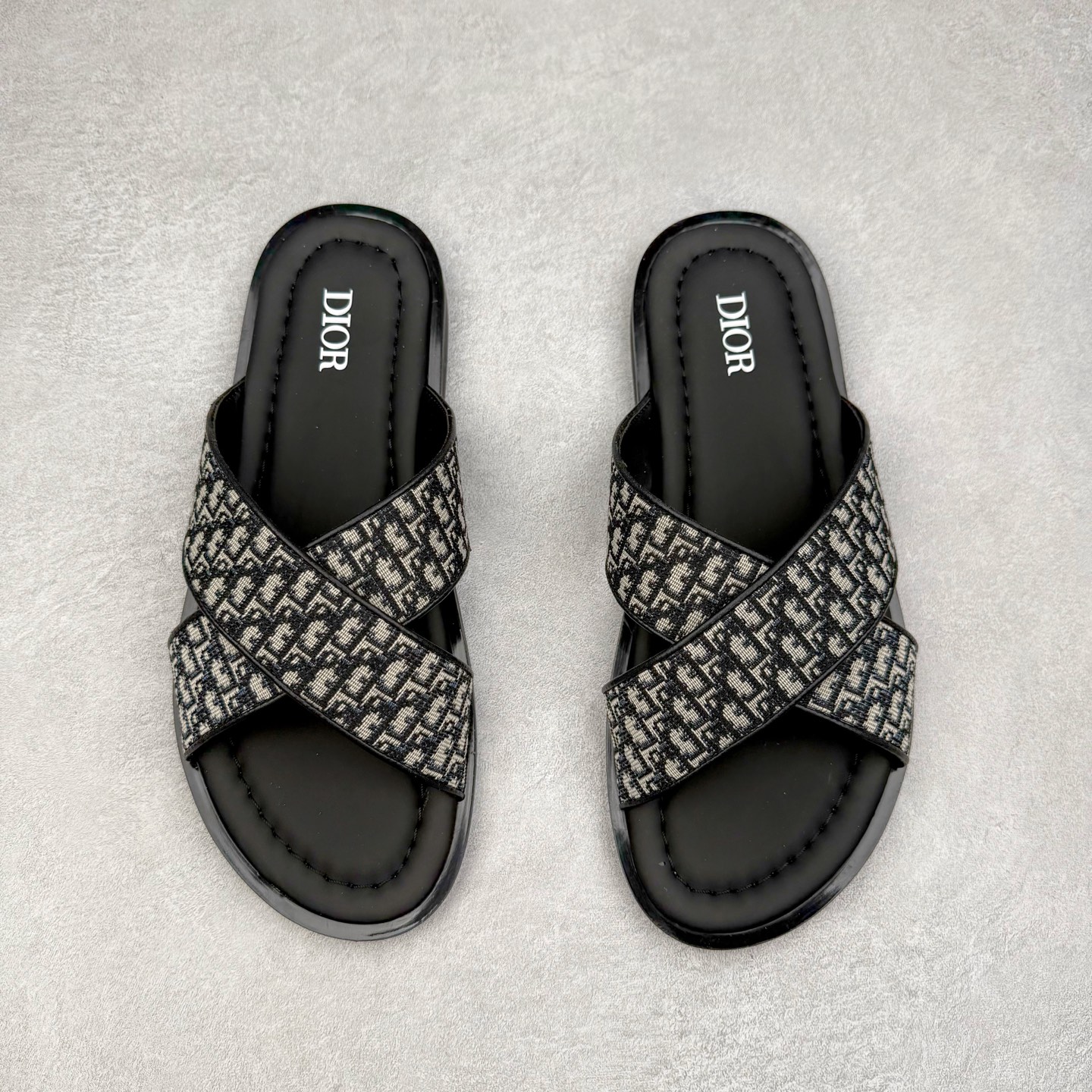 图片[2]-Dior Alias 迪奥小牛皮 圆头平底一字拖鞋 男款 米色拖鞋 原版购入开发 做货 这款 Dior Alias 凉鞋致敬运动风格经典标识，彰显 Dior 的高订精神。采用黑色橡胶精心制作，Oblique 印花鞋面，饰以同色调牛皮革细节提升格调。橡胶鞋底融入多种元素，饰以 Dior 标志更显精致，彰显未来主义风格。可与短裤或牛仔裤搭配穿着 尺码：39 40 41 42 43 44 45-选品中心