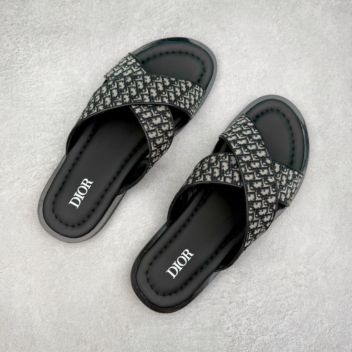图片[3]-Dior Alias 迪奥小牛皮 圆头平底一字拖鞋 男款 米色拖鞋 原版购入开发 做货 这款 Dior Alias 凉鞋致敬运动风格经典标识，彰显 Dior 的高订精神。采用黑色橡胶精心制作，Oblique 印花鞋面，饰以同色调牛皮革细节提升格调。橡胶鞋底融入多种元素，饰以 Dior 标志更显精致，彰显未来主义风格。可与短裤或牛仔裤搭配穿着 尺码：39 40 41 42 43 44 45-选品中心