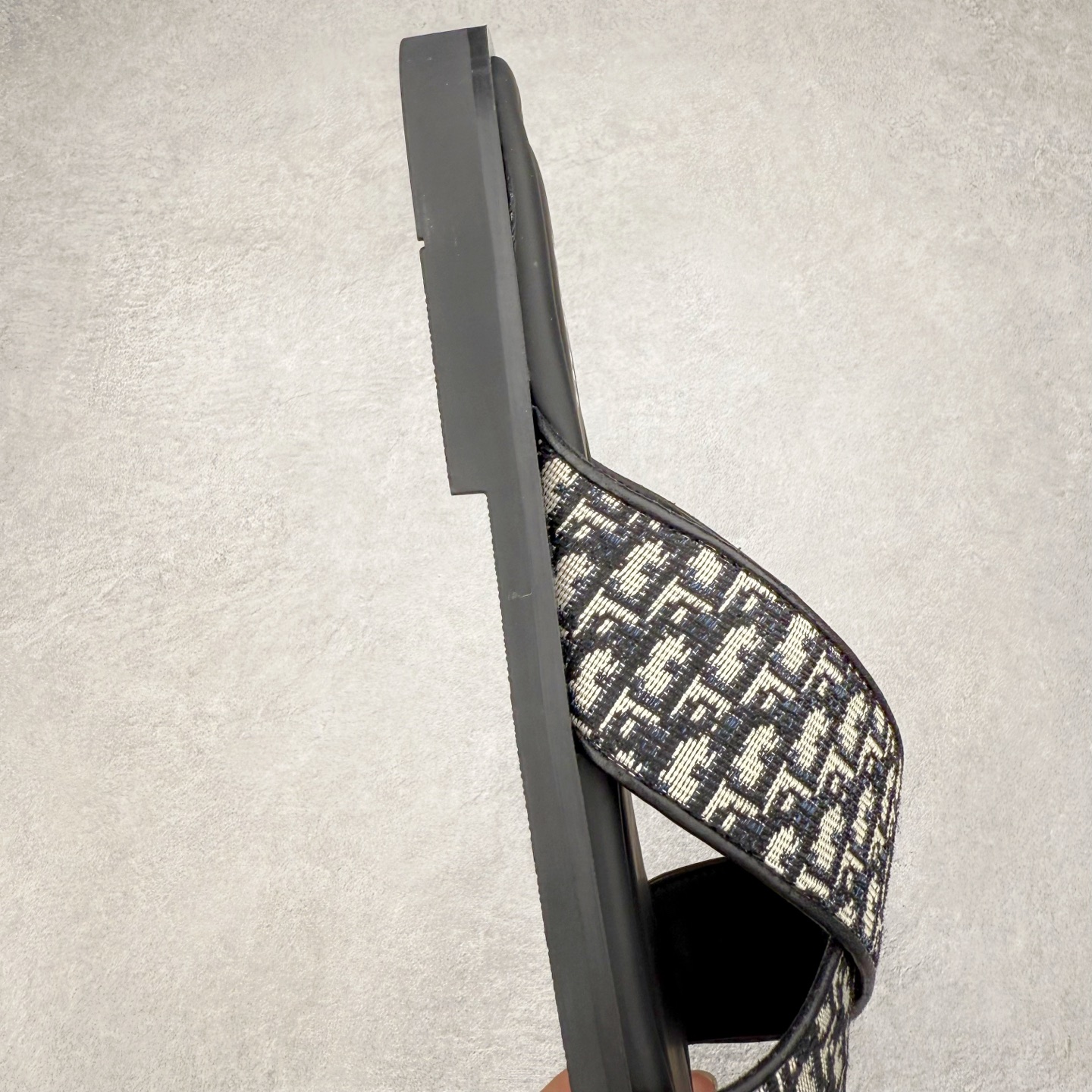 图片[6]-Dior Alias 迪奥小牛皮 圆头平底一字拖鞋 男款 米色拖鞋 原版购入开发 做货 这款 Dior Alias 凉鞋致敬运动风格经典标识，彰显 Dior 的高订精神。采用黑色橡胶精心制作，Oblique 印花鞋面，饰以同色调牛皮革细节提升格调。橡胶鞋底融入多种元素，饰以 Dior 标志更显精致，彰显未来主义风格。可与短裤或牛仔裤搭配穿着 尺码：39 40 41 42 43 44 45-选品中心