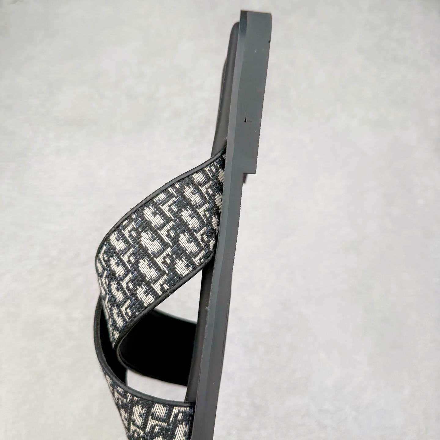 图片[7]-Dior Alias 迪奥小牛皮 圆头平底一字拖鞋 男款 米色拖鞋 原版购入开发 做货 这款 Dior Alias 凉鞋致敬运动风格经典标识，彰显 Dior 的高订精神。采用黑色橡胶精心制作，Oblique 印花鞋面，饰以同色调牛皮革细节提升格调。橡胶鞋底融入多种元素，饰以 Dior 标志更显精致，彰显未来主义风格。可与短裤或牛仔裤搭配穿着 尺码：39 40 41 42 43 44 45-选品中心