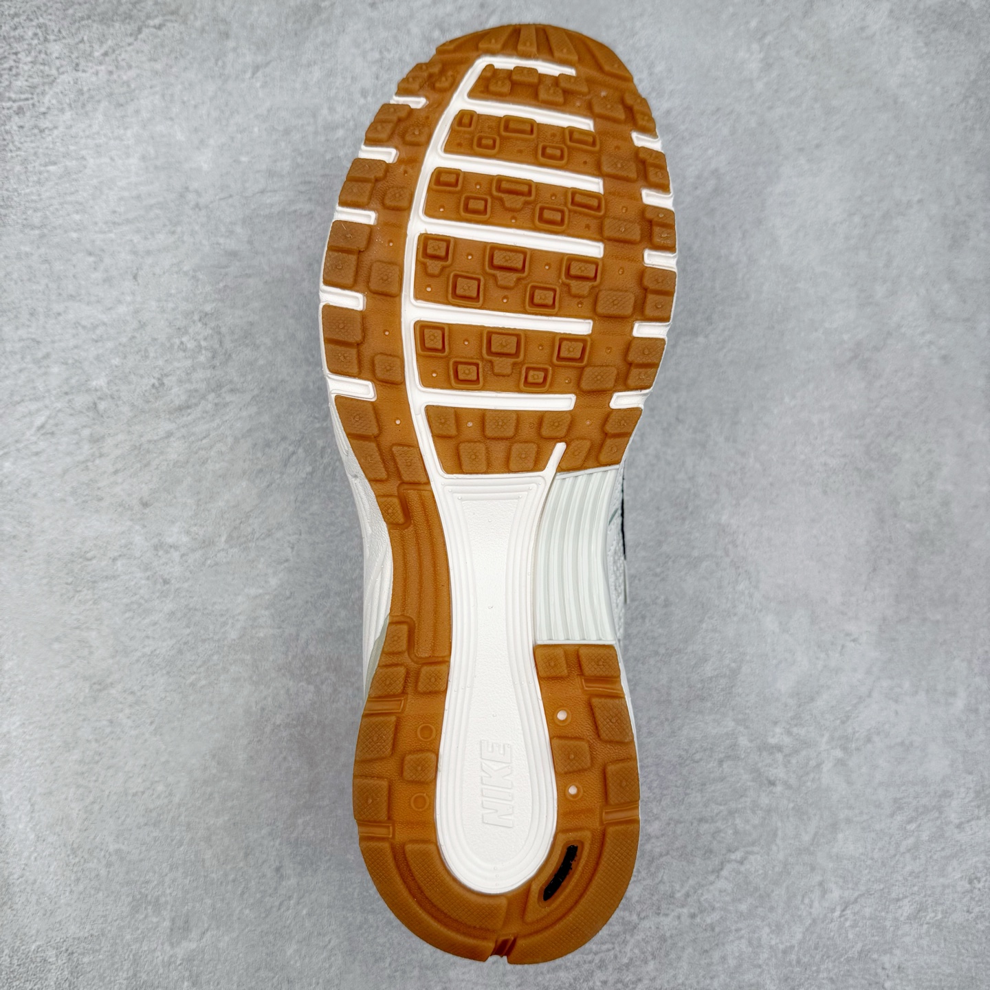 图片[9]-＃A1 NK P-6000 系列低帮复古老爹风休闲运动舒适慢跑鞋 HF4898-121 购入原鞋原装纸板楦头开发 独家私模四层组合大底 市场唯一正确版本 良心定价 新配色陆续出货 进口三文治网面 融合 Pegasus 过往运动鞋设计 助力 21 世纪早期跑步运动跃升时尚新高度 采用透气网眼布、运动风格线条和耐穿覆面 兼具吸睛外观和舒适感受 中底泡绵以田径赛道为灵感 打造厚实设计 缔造出众缓震性能 尺码：36 36.5 37.5 38 38.5 39 40 40.5 41 42 42.5 43 44 44.5 45 46-选品中心