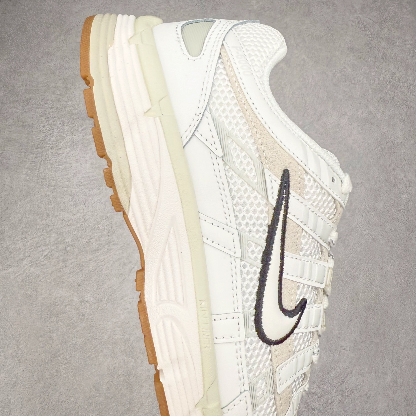 图片[6]-＃A1 NK P-6000 系列低帮复古老爹风休闲运动舒适慢跑鞋 HF4898-121 购入原鞋原装纸板楦头开发 独家私模四层组合大底 市场唯一正确版本 良心定价 新配色陆续出货 进口三文治网面 融合 Pegasus 过往运动鞋设计 助力 21 世纪早期跑步运动跃升时尚新高度 采用透气网眼布、运动风格线条和耐穿覆面 兼具吸睛外观和舒适感受 中底泡绵以田径赛道为灵感 打造厚实设计 缔造出众缓震性能 尺码：36 36.5 37.5 38 38.5 39 40 40.5 41 42 42.5 43 44 44.5 45 46-选品中心