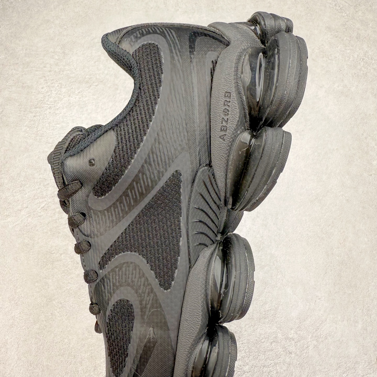 图片[7]-New Balance NB2000 舒适百搭防滑耐磨低帮 休闲跑步鞋 New Balance 在近两年的球鞋市场屡出奇招，在经典鞋型保持进一步增长的同时，推出的每一款新鞋型也都有傲人的战绩。在 327、9060 等鞋型获得成功之后，今天 New Balance 家族又迎来了新鲜血液的注入。这双 New Balance 2000 依然是融合了新旧元素的跑鞋造型，命名为 2000，或许是它的设计理念有着 Y2K 的血统。最大的亮点，在于这双鞋的中底。外侧以五个 ABZORB 单元，带来极具辨识度和冲击力的视觉效果，让这双鞋在外观和脚感方面都颇具吸引力。尺码：36 37 37.5 38 38.5 39 40 40.5 41 42 42.5 43 44 45 46-选品中心