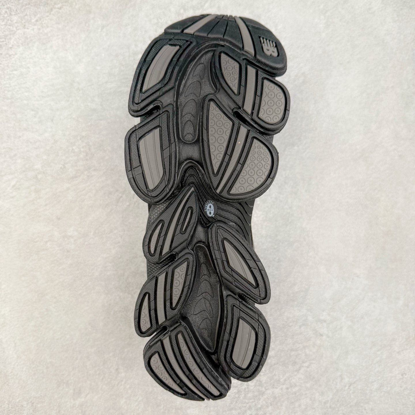 图片[9]-New Balance NB2000 舒适百搭防滑耐磨低帮 休闲跑步鞋 New Balance 在近两年的球鞋市场屡出奇招，在经典鞋型保持进一步增长的同时，推出的每一款新鞋型也都有傲人的战绩。在 327、9060 等鞋型获得成功之后，今天 New Balance 家族又迎来了新鲜血液的注入。这双 New Balance 2000 依然是融合了新旧元素的跑鞋造型，命名为 2000，或许是它的设计理念有着 Y2K 的血统。最大的亮点，在于这双鞋的中底。外侧以五个 ABZORB 单元，带来极具辨识度和冲击力的视觉效果，让这双鞋在外观和脚感方面都颇具吸引力。尺码：36 37 37.5 38 38.5 39 40 40.5 41 42 42.5 43 44 45 46-选品中心