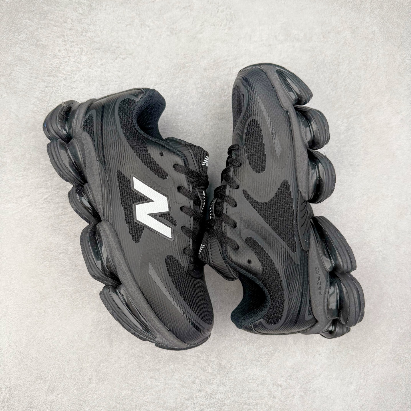 图片[3]-New Balance NB2000 舒适百搭防滑耐磨低帮 休闲跑步鞋 New Balance 在近两年的球鞋市场屡出奇招，在经典鞋型保持进一步增长的同时，推出的每一款新鞋型也都有傲人的战绩。在 327、9060 等鞋型获得成功之后，今天 New Balance 家族又迎来了新鲜血液的注入。这双 New Balance 2000 依然是融合了新旧元素的跑鞋造型，命名为 2000，或许是它的设计理念有着 Y2K 的血统。最大的亮点，在于这双鞋的中底。外侧以五个 ABZORB 单元，带来极具辨识度和冲击力的视觉效果，让这双鞋在外观和脚感方面都颇具吸引力。尺码：36 37 37.5 38 38.5 39 40 40.5 41 42 42.5 43 44 45 46-选品中心