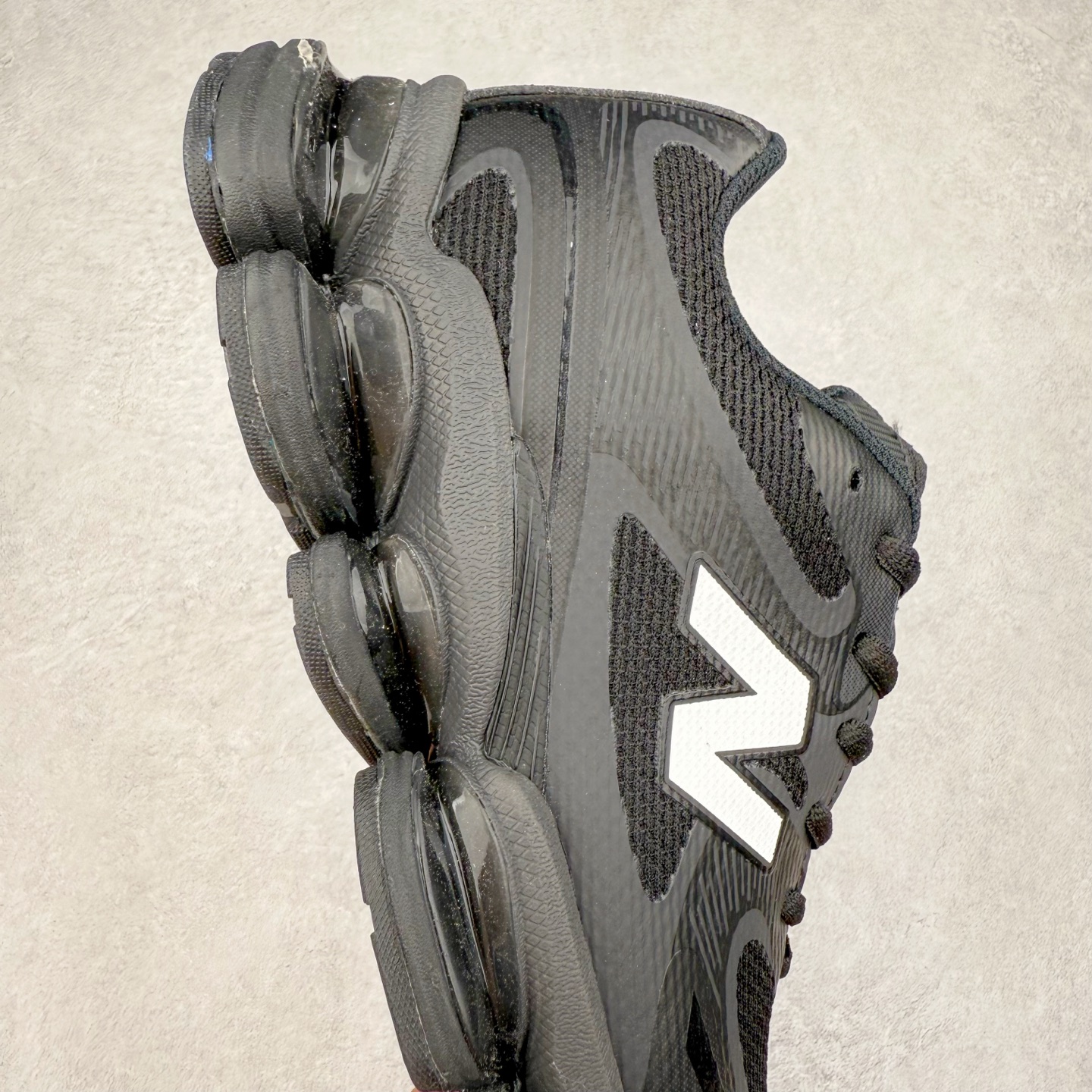 图片[6]-New Balance NB2000 舒适百搭防滑耐磨低帮 休闲跑步鞋 New Balance 在近两年的球鞋市场屡出奇招，在经典鞋型保持进一步增长的同时，推出的每一款新鞋型也都有傲人的战绩。在 327、9060 等鞋型获得成功之后，今天 New Balance 家族又迎来了新鲜血液的注入。这双 New Balance 2000 依然是融合了新旧元素的跑鞋造型，命名为 2000，或许是它的设计理念有着 Y2K 的血统。最大的亮点，在于这双鞋的中底。外侧以五个 ABZORB 单元，带来极具辨识度和冲击力的视觉效果，让这双鞋在外观和脚感方面都颇具吸引力。尺码：36 37 37.5 38 38.5 39 40 40.5 41 42 42.5 43 44 45 46-选品中心