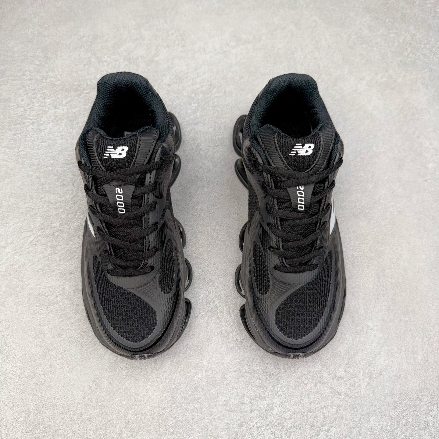 图片[2]-New Balance NB2000 舒适百搭防滑耐磨低帮 休闲跑步鞋 New Balance 在近两年的球鞋市场屡出奇招，在经典鞋型保持进一步增长的同时，推出的每一款新鞋型也都有傲人的战绩。在 327、9060 等鞋型获得成功之后，今天 New Balance 家族又迎来了新鲜血液的注入。这双 New Balance 2000 依然是融合了新旧元素的跑鞋造型，命名为 2000，或许是它的设计理念有着 Y2K 的血统。最大的亮点，在于这双鞋的中底。外侧以五个 ABZORB 单元，带来极具辨识度和冲击力的视觉效果，让这双鞋在外观和脚感方面都颇具吸引力。尺码：36 37 37.5 38 38.5 39 40 40.5 41 42 42.5 43 44 45 46-选品中心