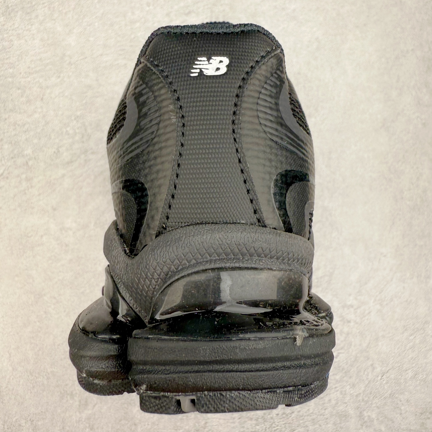 图片[8]-New Balance NB2000 舒适百搭防滑耐磨低帮 休闲跑步鞋 New Balance 在近两年的球鞋市场屡出奇招，在经典鞋型保持进一步增长的同时，推出的每一款新鞋型也都有傲人的战绩。在 327、9060 等鞋型获得成功之后，今天 New Balance 家族又迎来了新鲜血液的注入。这双 New Balance 2000 依然是融合了新旧元素的跑鞋造型，命名为 2000，或许是它的设计理念有着 Y2K 的血统。最大的亮点，在于这双鞋的中底。外侧以五个 ABZORB 单元，带来极具辨识度和冲击力的视觉效果，让这双鞋在外观和脚感方面都颇具吸引力。尺码：36 37 37.5 38 38.5 39 40 40.5 41 42 42.5 43 44 45 46-选品中心