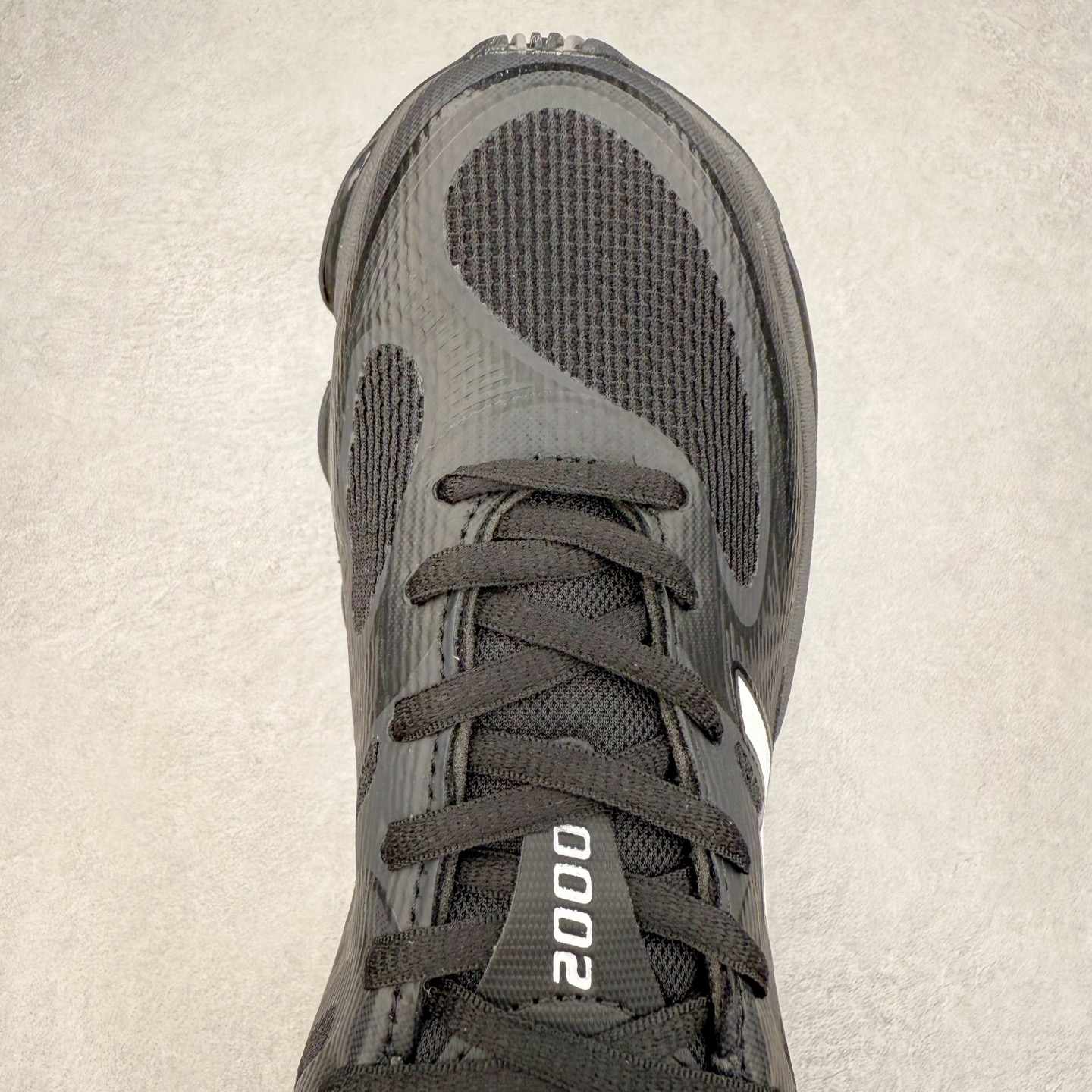 图片[4]-New Balance NB2000 舒适百搭防滑耐磨低帮 休闲跑步鞋 New Balance 在近两年的球鞋市场屡出奇招，在经典鞋型保持进一步增长的同时，推出的每一款新鞋型也都有傲人的战绩。在 327、9060 等鞋型获得成功之后，今天 New Balance 家族又迎来了新鲜血液的注入。这双 New Balance 2000 依然是融合了新旧元素的跑鞋造型，命名为 2000，或许是它的设计理念有着 Y2K 的血统。最大的亮点，在于这双鞋的中底。外侧以五个 ABZORB 单元，带来极具辨识度和冲击力的视觉效果，让这双鞋在外观和脚感方面都颇具吸引力。尺码：36 37 37.5 38 38.5 39 40 40.5 41 42 42.5 43 44 45 46-选品中心