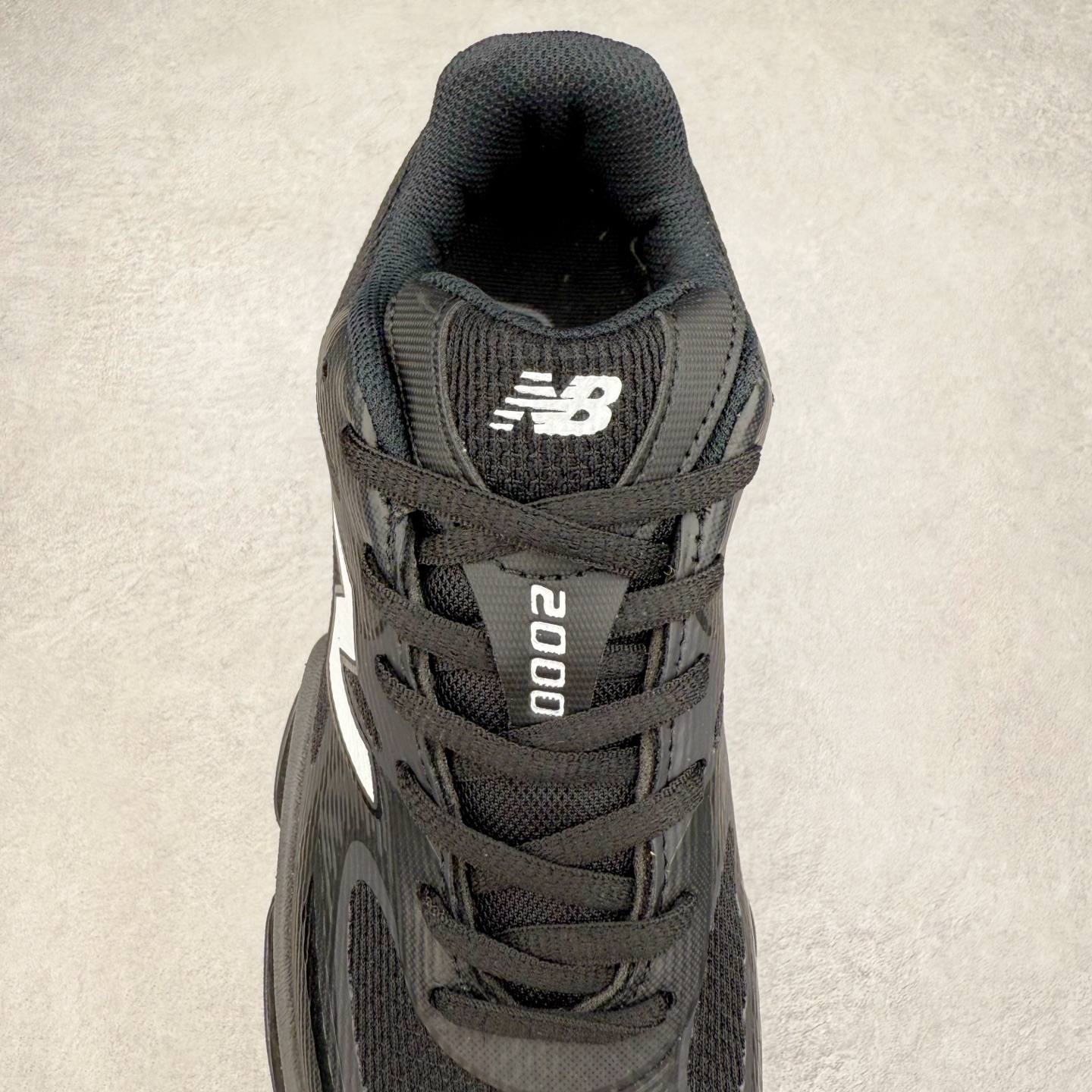 图片[5]-New Balance NB2000 舒适百搭防滑耐磨低帮 休闲跑步鞋 New Balance 在近两年的球鞋市场屡出奇招，在经典鞋型保持进一步增长的同时，推出的每一款新鞋型也都有傲人的战绩。在 327、9060 等鞋型获得成功之后，今天 New Balance 家族又迎来了新鲜血液的注入。这双 New Balance 2000 依然是融合了新旧元素的跑鞋造型，命名为 2000，或许是它的设计理念有着 Y2K 的血统。最大的亮点，在于这双鞋的中底。外侧以五个 ABZORB 单元，带来极具辨识度和冲击力的视觉效果，让这双鞋在外观和脚感方面都颇具吸引力。尺码：36 37 37.5 38 38.5 39 40 40.5 41 42 42.5 43 44 45 46-选品中心