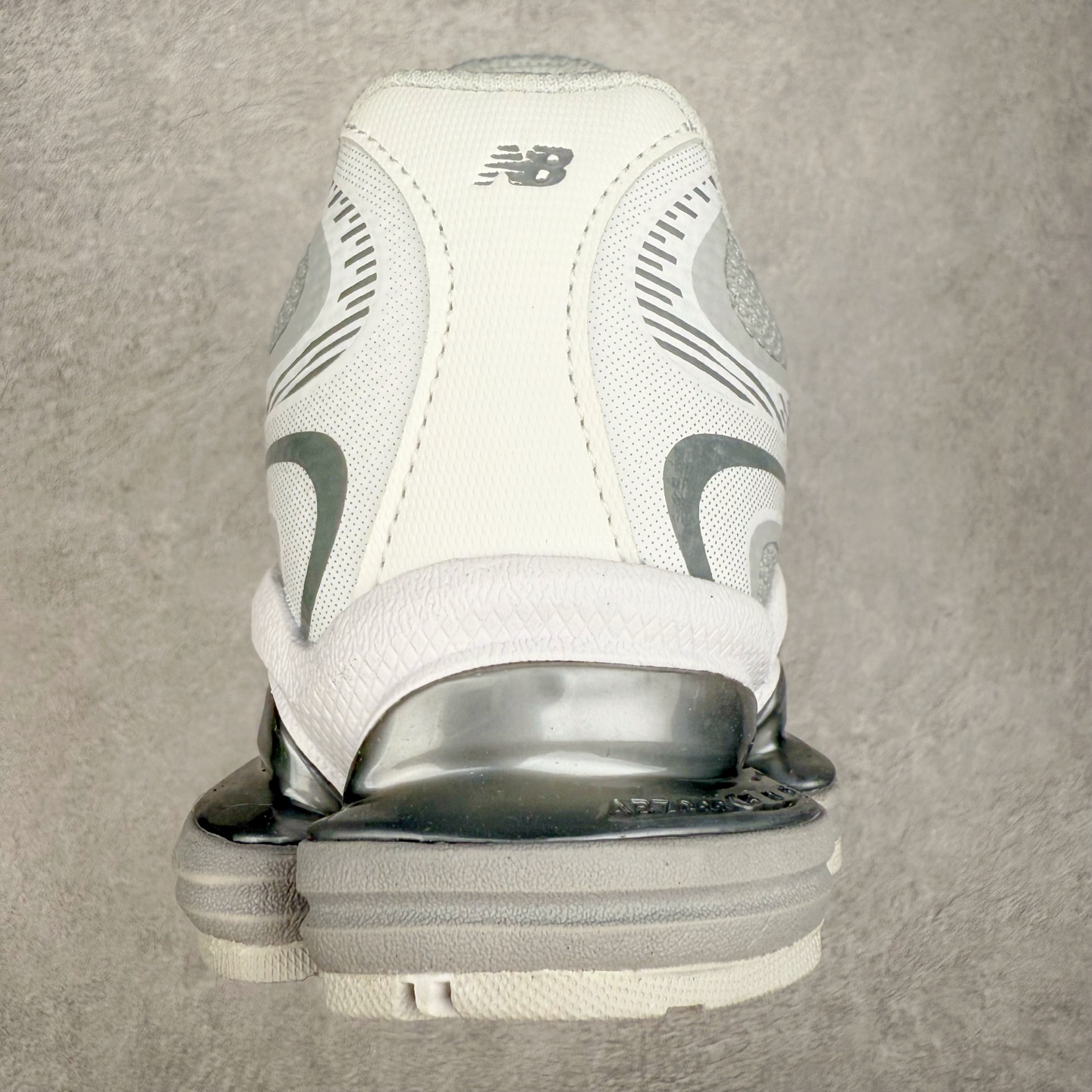 图片[8]-New Balance NB2000 舒适百搭防滑耐磨低帮 休闲跑步鞋 New Balance 在近两年的球鞋市场屡出奇招，在经典鞋型保持进一步增长的同时，推出的每一款新鞋型也都有傲人的战绩。在 327、9060 等鞋型获得成功之后，今天 New Balance 家族又迎来了新鲜血液的注入。这双 New Balance 2000 依然是融合了新旧元素的跑鞋造型，命名为 2000，或许是它的设计理念有着 Y2K 的血统。最大的亮点，在于这双鞋的中底。外侧以五个 ABZORB 单元，带来极具辨识度和冲击力的视觉效果，让这双鞋在外观和脚感方面都颇具吸引力。尺码：36 37 37.5 38 38.5 39 40 40.5 41 42 42.5 43 44 45 46-选品中心