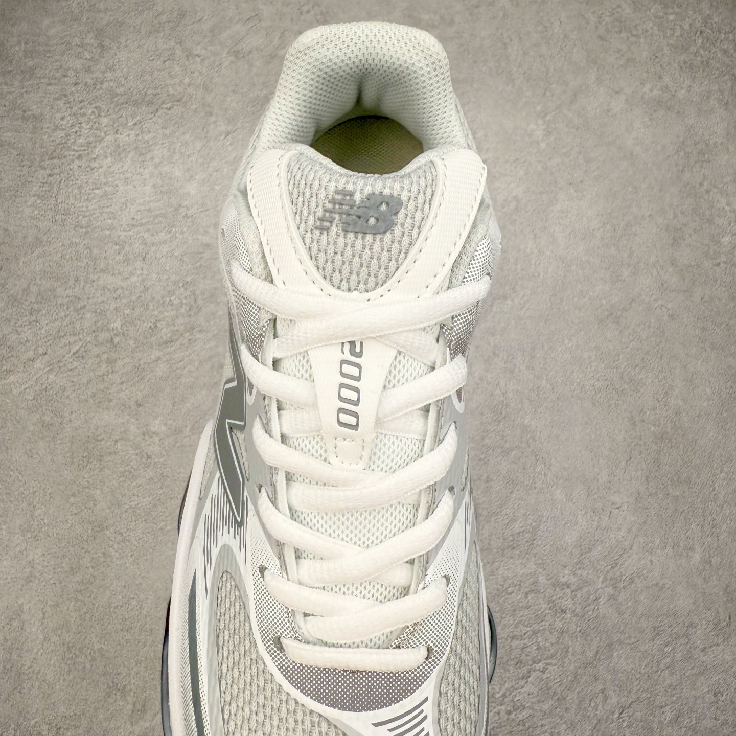 图片[5]-New Balance NB2000 舒适百搭防滑耐磨低帮 休闲跑步鞋 New Balance 在近两年的球鞋市场屡出奇招，在经典鞋型保持进一步增长的同时，推出的每一款新鞋型也都有傲人的战绩。在 327、9060 等鞋型获得成功之后，今天 New Balance 家族又迎来了新鲜血液的注入。这双 New Balance 2000 依然是融合了新旧元素的跑鞋造型，命名为 2000，或许是它的设计理念有着 Y2K 的血统。最大的亮点，在于这双鞋的中底。外侧以五个 ABZORB 单元，带来极具辨识度和冲击力的视觉效果，让这双鞋在外观和脚感方面都颇具吸引力。尺码：36 37 37.5 38 38.5 39 40 40.5 41 42 42.5 43 44 45 46-选品中心