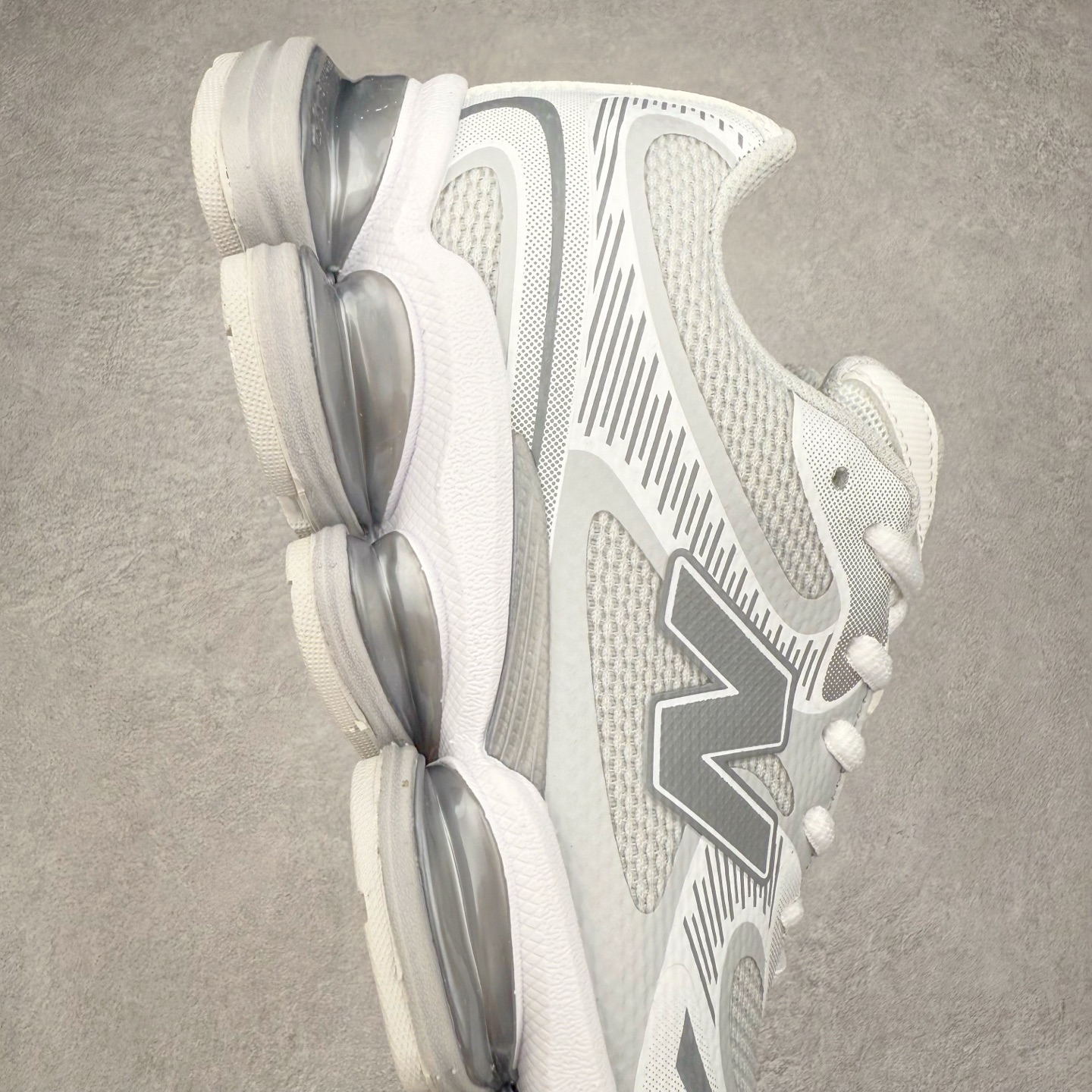 图片[6]-New Balance NB2000 舒适百搭防滑耐磨低帮 休闲跑步鞋 New Balance 在近两年的球鞋市场屡出奇招，在经典鞋型保持进一步增长的同时，推出的每一款新鞋型也都有傲人的战绩。在 327、9060 等鞋型获得成功之后，今天 New Balance 家族又迎来了新鲜血液的注入。这双 New Balance 2000 依然是融合了新旧元素的跑鞋造型，命名为 2000，或许是它的设计理念有着 Y2K 的血统。最大的亮点，在于这双鞋的中底。外侧以五个 ABZORB 单元，带来极具辨识度和冲击力的视觉效果，让这双鞋在外观和脚感方面都颇具吸引力。尺码：36 37 37.5 38 38.5 39 40 40.5 41 42 42.5 43 44 45 46-选品中心