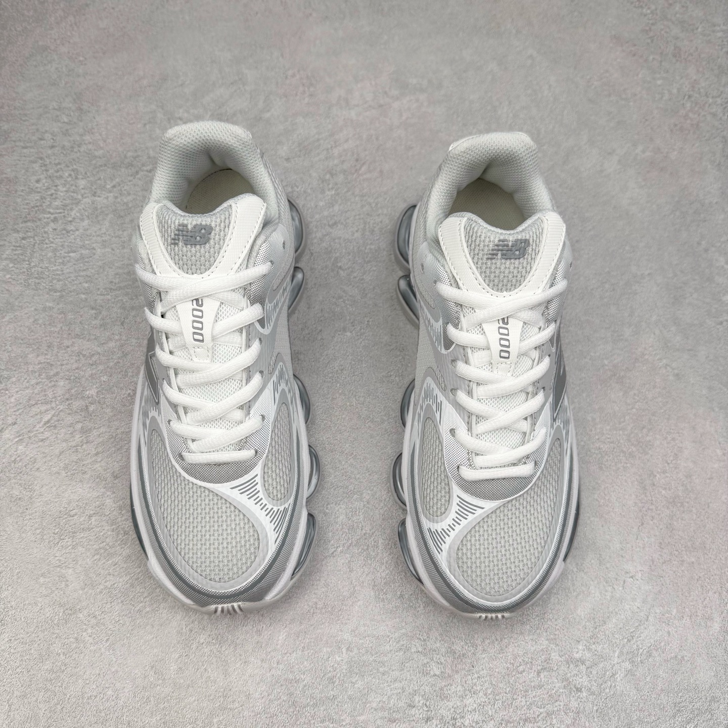 图片[2]-New Balance NB2000 舒适百搭防滑耐磨低帮 休闲跑步鞋 New Balance 在近两年的球鞋市场屡出奇招，在经典鞋型保持进一步增长的同时，推出的每一款新鞋型也都有傲人的战绩。在 327、9060 等鞋型获得成功之后，今天 New Balance 家族又迎来了新鲜血液的注入。这双 New Balance 2000 依然是融合了新旧元素的跑鞋造型，命名为 2000，或许是它的设计理念有着 Y2K 的血统。最大的亮点，在于这双鞋的中底。外侧以五个 ABZORB 单元，带来极具辨识度和冲击力的视觉效果，让这双鞋在外观和脚感方面都颇具吸引力。尺码：36 37 37.5 38 38.5 39 40 40.5 41 42 42.5 43 44 45 46-选品中心