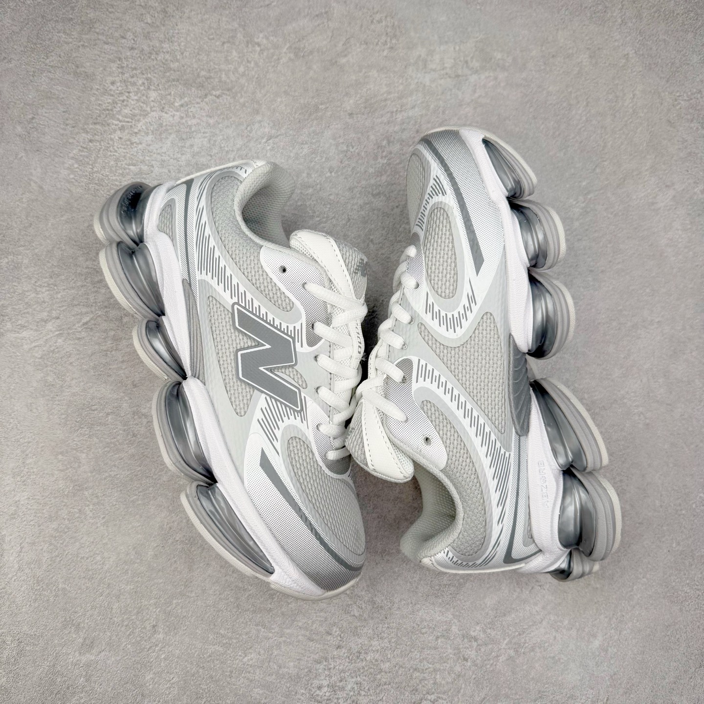 图片[3]-New Balance NB2000 舒适百搭防滑耐磨低帮 休闲跑步鞋 New Balance 在近两年的球鞋市场屡出奇招，在经典鞋型保持进一步增长的同时，推出的每一款新鞋型也都有傲人的战绩。在 327、9060 等鞋型获得成功之后，今天 New Balance 家族又迎来了新鲜血液的注入。这双 New Balance 2000 依然是融合了新旧元素的跑鞋造型，命名为 2000，或许是它的设计理念有着 Y2K 的血统。最大的亮点，在于这双鞋的中底。外侧以五个 ABZORB 单元，带来极具辨识度和冲击力的视觉效果，让这双鞋在外观和脚感方面都颇具吸引力。尺码：36 37 37.5 38 38.5 39 40 40.5 41 42 42.5 43 44 45 46-选品中心