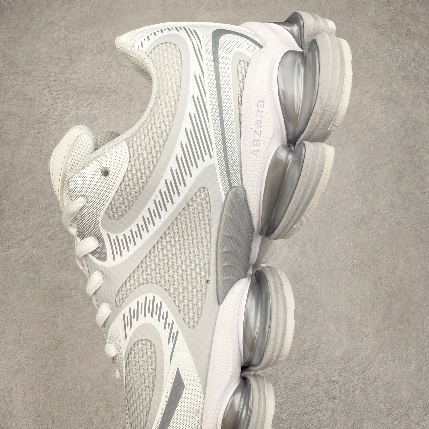 图片[7]-New Balance NB2000 舒适百搭防滑耐磨低帮 休闲跑步鞋 New Balance 在近两年的球鞋市场屡出奇招，在经典鞋型保持进一步增长的同时，推出的每一款新鞋型也都有傲人的战绩。在 327、9060 等鞋型获得成功之后，今天 New Balance 家族又迎来了新鲜血液的注入。这双 New Balance 2000 依然是融合了新旧元素的跑鞋造型，命名为 2000，或许是它的设计理念有着 Y2K 的血统。最大的亮点，在于这双鞋的中底。外侧以五个 ABZORB 单元，带来极具辨识度和冲击力的视觉效果，让这双鞋在外观和脚感方面都颇具吸引力。尺码：36 37 37.5 38 38.5 39 40 40.5 41 42 42.5 43 44 45 46-选品中心