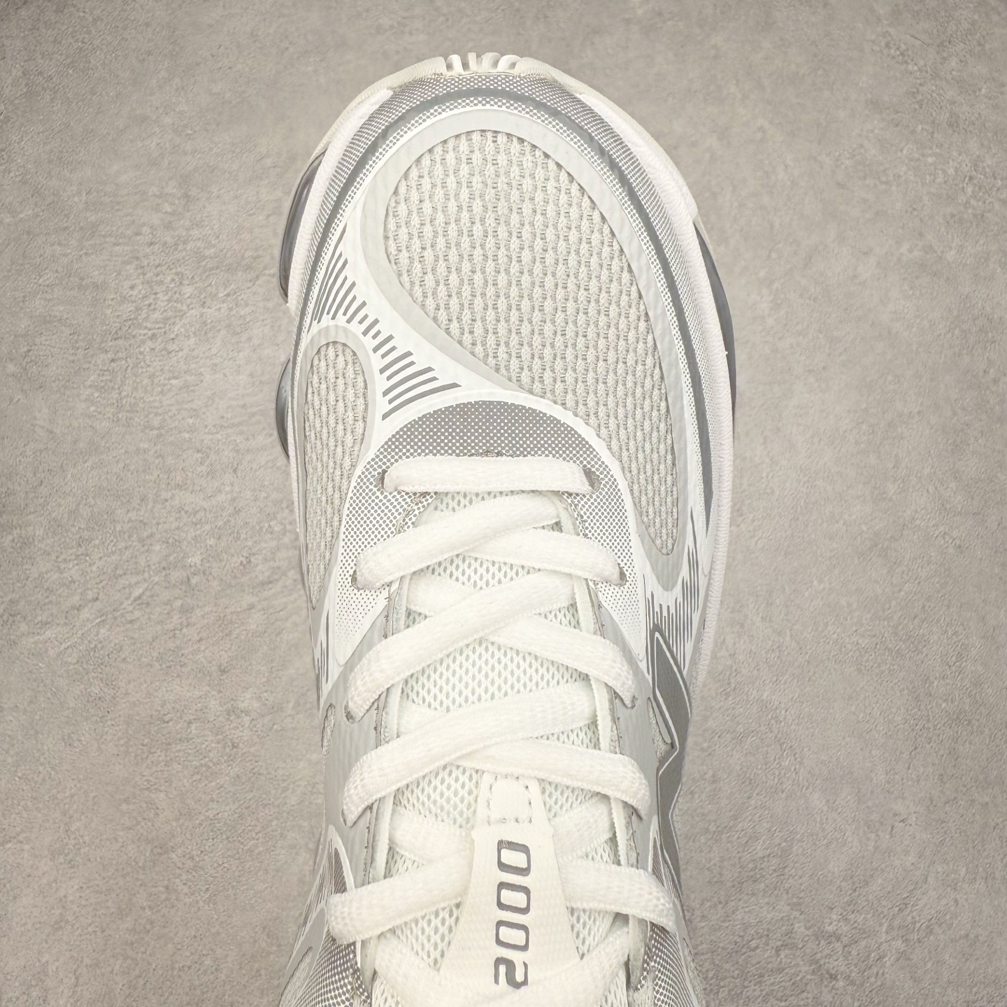 图片[4]-New Balance NB2000 舒适百搭防滑耐磨低帮 休闲跑步鞋 New Balance 在近两年的球鞋市场屡出奇招，在经典鞋型保持进一步增长的同时，推出的每一款新鞋型也都有傲人的战绩。在 327、9060 等鞋型获得成功之后，今天 New Balance 家族又迎来了新鲜血液的注入。这双 New Balance 2000 依然是融合了新旧元素的跑鞋造型，命名为 2000，或许是它的设计理念有着 Y2K 的血统。最大的亮点，在于这双鞋的中底。外侧以五个 ABZORB 单元，带来极具辨识度和冲击力的视觉效果，让这双鞋在外观和脚感方面都颇具吸引力。尺码：36 37 37.5 38 38.5 39 40 40.5 41 42 42.5 43 44 45 46-选品中心