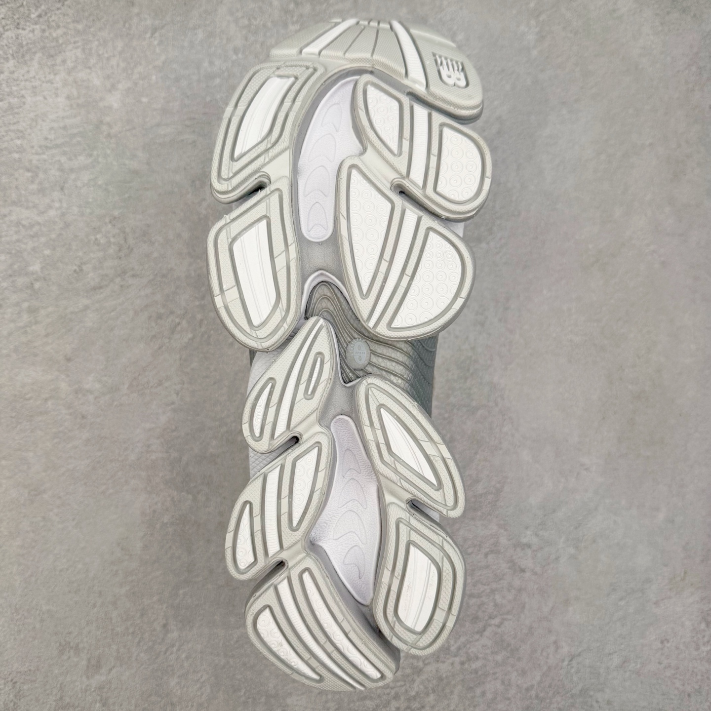 图片[9]-New Balance NB2000 舒适百搭防滑耐磨低帮 休闲跑步鞋 New Balance 在近两年的球鞋市场屡出奇招，在经典鞋型保持进一步增长的同时，推出的每一款新鞋型也都有傲人的战绩。在 327、9060 等鞋型获得成功之后，今天 New Balance 家族又迎来了新鲜血液的注入。这双 New Balance 2000 依然是融合了新旧元素的跑鞋造型，命名为 2000，或许是它的设计理念有着 Y2K 的血统。最大的亮点，在于这双鞋的中底。外侧以五个 ABZORB 单元，带来极具辨识度和冲击力的视觉效果，让这双鞋在外观和脚感方面都颇具吸引力。尺码：36 37 37.5 38 38.5 39 40 40.5 41 42 42.5 43 44 45 46-选品中心