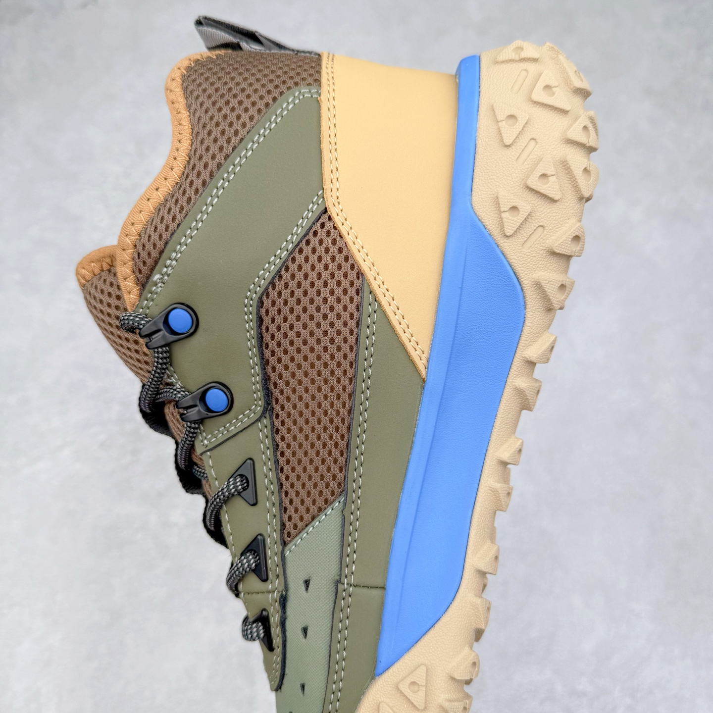 图片[7]-Timberland Greenstride Motion 6 添柏岚防滑耐磨低帮户外功能鞋 简约大方的造型设计，给人以随性休闲的时尚格调，穿着舒适轻便，运动灵活自如，满足日常个性穿搭。Timberland户外品牌最早成立于1918年的美国波士顿，它的成功故事就从第一双防水皮靴Yellow Boots开始。这双具备完全防水机能的靴子瞬间广受好评，他那独创又不失古典的款式，以及大胆使用黄色的崭新风格，吸引了广大消费者的目光。现今仍不改其原有风貌的这双黄靴，就是火遍全球的“大黄靴”。Timberland的高端工艺、实穿耐用等特点让他拥有绝对鞋界地位。尺码：40 41 41.5 42 43 43.5 44 44.5 45 45.5 46-选品中心