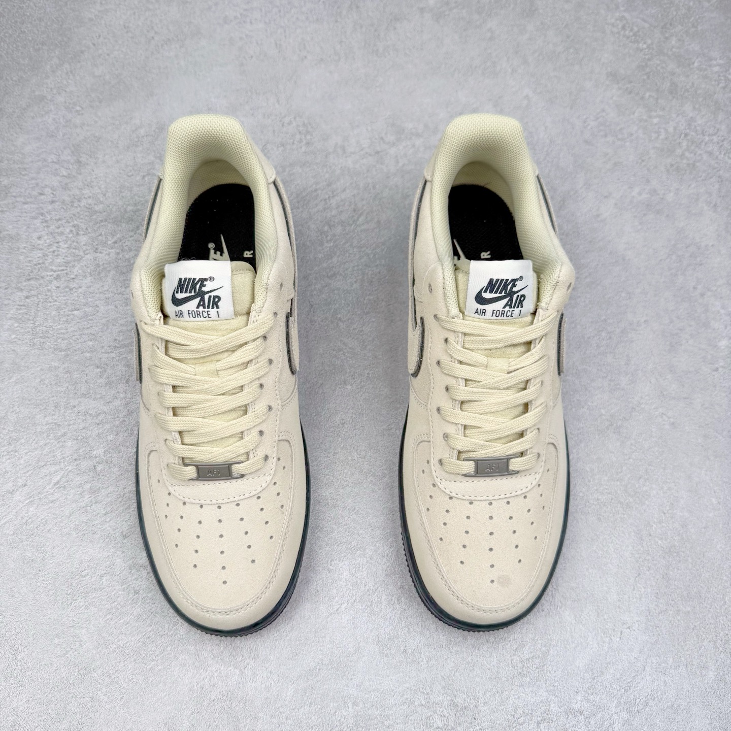 图片[2]-＃XT纯原 NK Air Force 1´07 Low 空军一号低帮百搭休闲运动板鞋 HQ1966-200 顶级批次 2022全新楦头鞋型 鱼鳞大底 历时开发三个月 清洁度完美 二维码鞋标 内置芯片及solo气垫 大底高度及其弧度依照正品 钢印 logo刺绣 鞋口弧度 鞋头长度 鞋面冲孔 鞋垫背胶及钢印 完美鞋型对比正品 每一处都是细节满满 柔软、弹性十足的缓震性能和出色的中底设计 横跨复古与现代的外型结合 造就出风靡全球 三十多年的Force 1 直到今天还深受青睐 实拍调校N版已经零色差零失真 百分百还原实物色彩所见即所得 不存在货不对板色差等低级问题 选购参考实物拍摄 不混卖不参货 只用心做好货严格选品 承诺混一赔十 尺码：36 36.5 37.5 38 38.5 39 40 40.5 41 42 42.5 43 44 44.5 45-选品中心