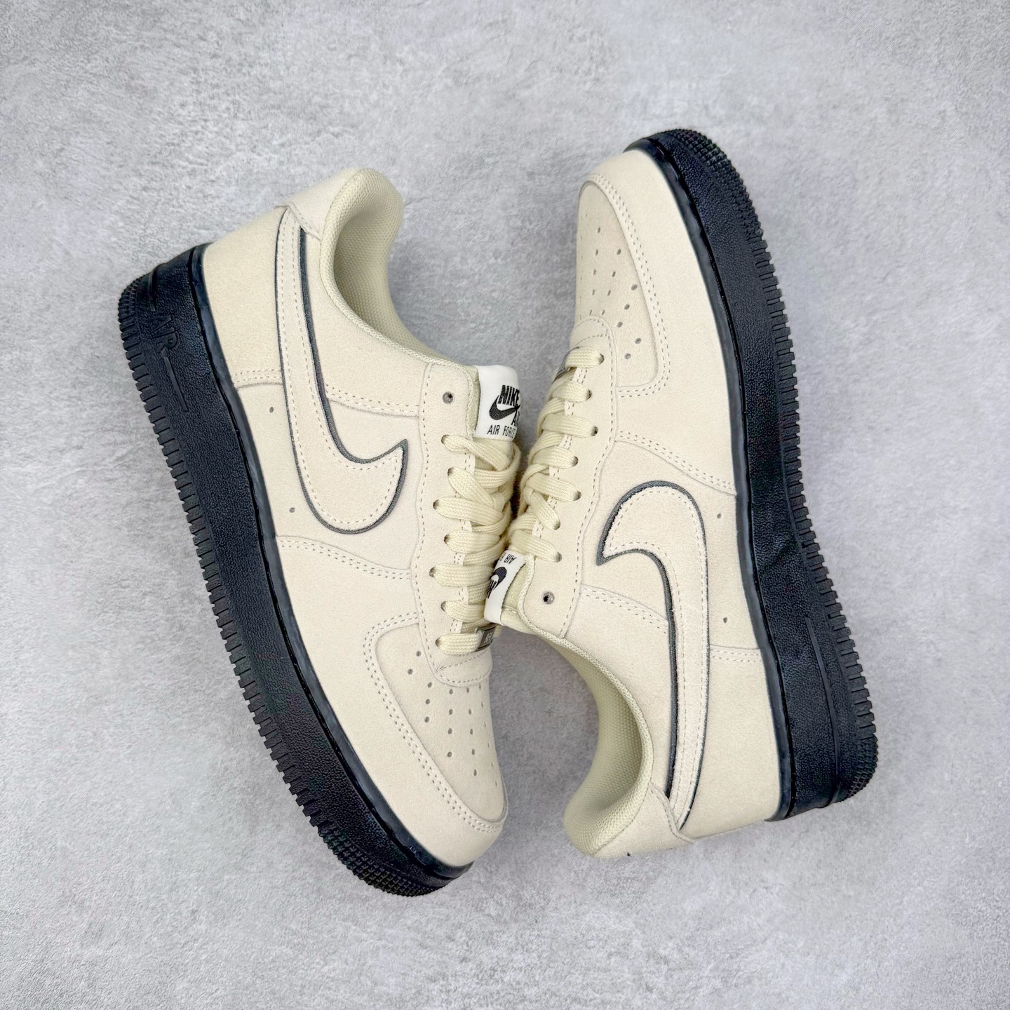 图片[3]-＃XT纯原 NK Air Force 1´07 Low 空军一号低帮百搭休闲运动板鞋 HQ1966-200 顶级批次 2022全新楦头鞋型 鱼鳞大底 历时开发三个月 清洁度完美 二维码鞋标 内置芯片及solo气垫 大底高度及其弧度依照正品 钢印 logo刺绣 鞋口弧度 鞋头长度 鞋面冲孔 鞋垫背胶及钢印 完美鞋型对比正品 每一处都是细节满满 柔软、弹性十足的缓震性能和出色的中底设计 横跨复古与现代的外型结合 造就出风靡全球 三十多年的Force 1 直到今天还深受青睐 实拍调校N版已经零色差零失真 百分百还原实物色彩所见即所得 不存在货不对板色差等低级问题 选购参考实物拍摄 不混卖不参货 只用心做好货严格选品 承诺混一赔十 尺码：36 36.5 37.5 38 38.5 39 40 40.5 41 42 42.5 43 44 44.5 45-选品中心