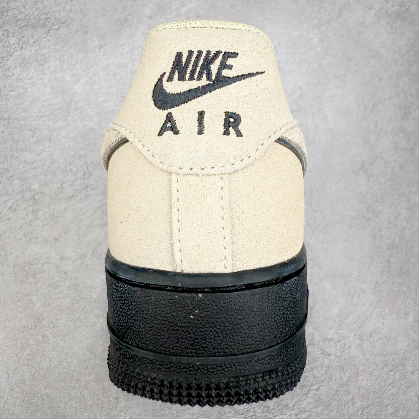 图片[8]-＃XT纯原 NK Air Force 1´07 Low 空军一号低帮百搭休闲运动板鞋 HQ1966-200 顶级批次 2022全新楦头鞋型 鱼鳞大底 历时开发三个月 清洁度完美 二维码鞋标 内置芯片及solo气垫 大底高度及其弧度依照正品 钢印 logo刺绣 鞋口弧度 鞋头长度 鞋面冲孔 鞋垫背胶及钢印 完美鞋型对比正品 每一处都是细节满满 柔软、弹性十足的缓震性能和出色的中底设计 横跨复古与现代的外型结合 造就出风靡全球 三十多年的Force 1 直到今天还深受青睐 实拍调校N版已经零色差零失真 百分百还原实物色彩所见即所得 不存在货不对板色差等低级问题 选购参考实物拍摄 不混卖不参货 只用心做好货严格选品 承诺混一赔十 尺码：36 36.5 37.5 38 38.5 39 40 40.5 41 42 42.5 43 44 44.5 45-选品中心