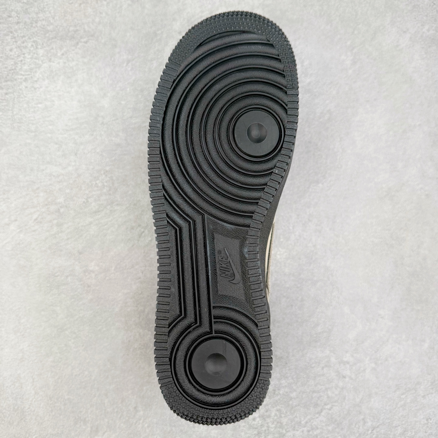 图片[9]-＃XT纯原 NK Air Force 1´07 Low 空军一号低帮百搭休闲运动板鞋 HQ1966-200 顶级批次 2022全新楦头鞋型 鱼鳞大底 历时开发三个月 清洁度完美 二维码鞋标 内置芯片及solo气垫 大底高度及其弧度依照正品 钢印 logo刺绣 鞋口弧度 鞋头长度 鞋面冲孔 鞋垫背胶及钢印 完美鞋型对比正品 每一处都是细节满满 柔软、弹性十足的缓震性能和出色的中底设计 横跨复古与现代的外型结合 造就出风靡全球 三十多年的Force 1 直到今天还深受青睐 实拍调校N版已经零色差零失真 百分百还原实物色彩所见即所得 不存在货不对板色差等低级问题 选购参考实物拍摄 不混卖不参货 只用心做好货严格选品 承诺混一赔十 尺码：36 36.5 37.5 38 38.5 39 40 40.5 41 42 42.5 43 44 44.5 45-选品中心