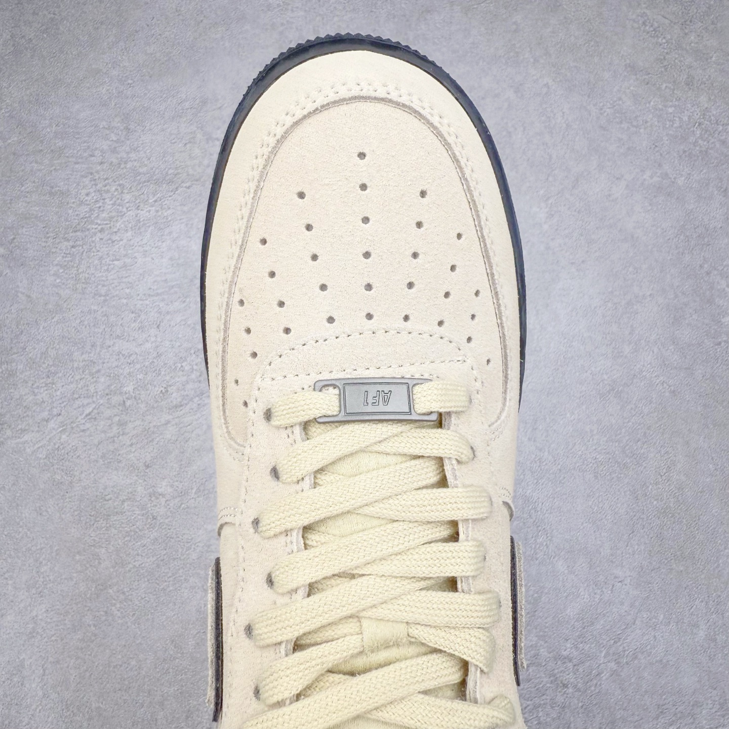 图片[4]-＃XT纯原 NK Air Force 1´07 Low 空军一号低帮百搭休闲运动板鞋 HQ1966-200 顶级批次 2022全新楦头鞋型 鱼鳞大底 历时开发三个月 清洁度完美 二维码鞋标 内置芯片及solo气垫 大底高度及其弧度依照正品 钢印 logo刺绣 鞋口弧度 鞋头长度 鞋面冲孔 鞋垫背胶及钢印 完美鞋型对比正品 每一处都是细节满满 柔软、弹性十足的缓震性能和出色的中底设计 横跨复古与现代的外型结合 造就出风靡全球 三十多年的Force 1 直到今天还深受青睐 实拍调校N版已经零色差零失真 百分百还原实物色彩所见即所得 不存在货不对板色差等低级问题 选购参考实物拍摄 不混卖不参货 只用心做好货严格选品 承诺混一赔十 尺码：36 36.5 37.5 38 38.5 39 40 40.5 41 42 42.5 43 44 44.5 45-选品中心